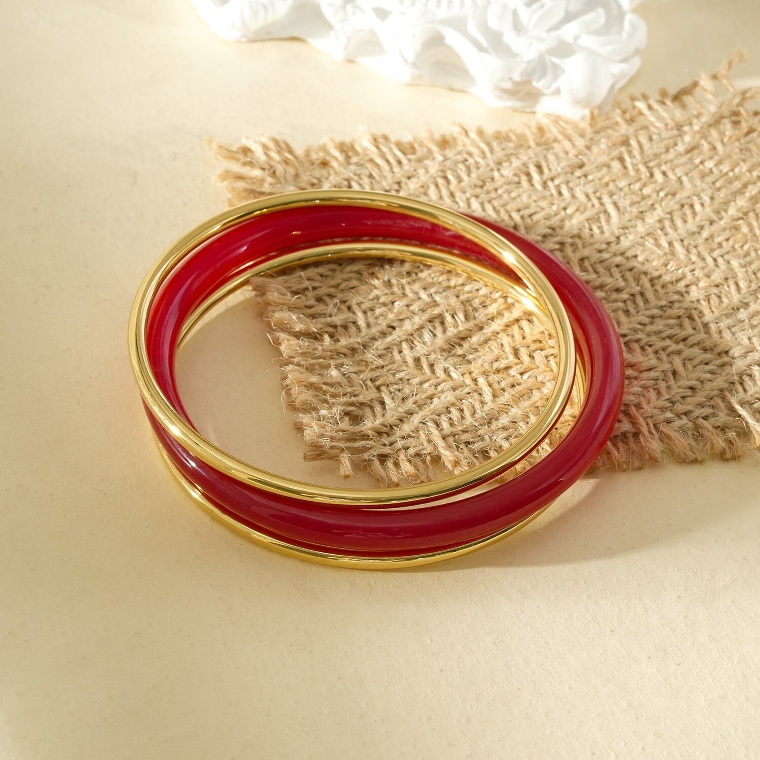 Set di 3 bracciali bangle in oro e resina rosso carminio