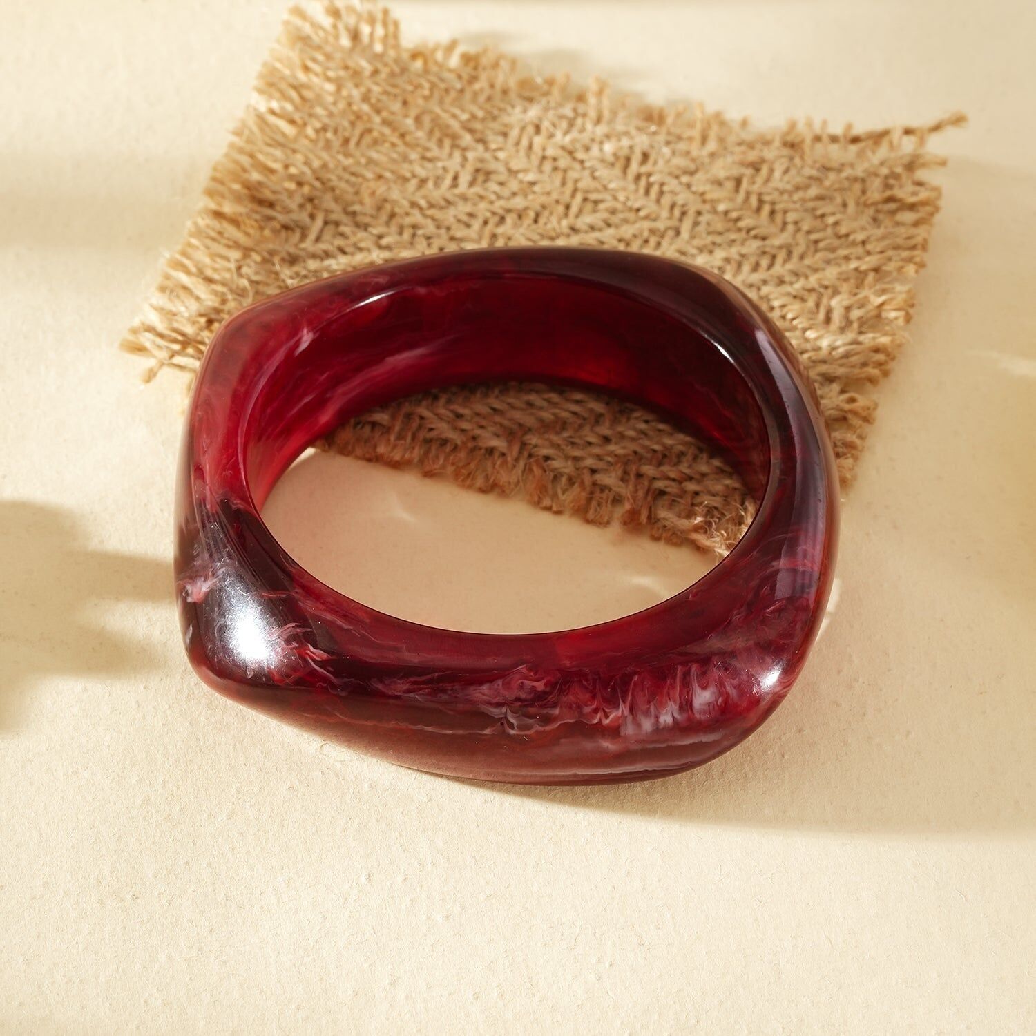 Bracciale rigido semi-spesso, rosso carminio marmorizzato, forma quadrata arrotondata, resina