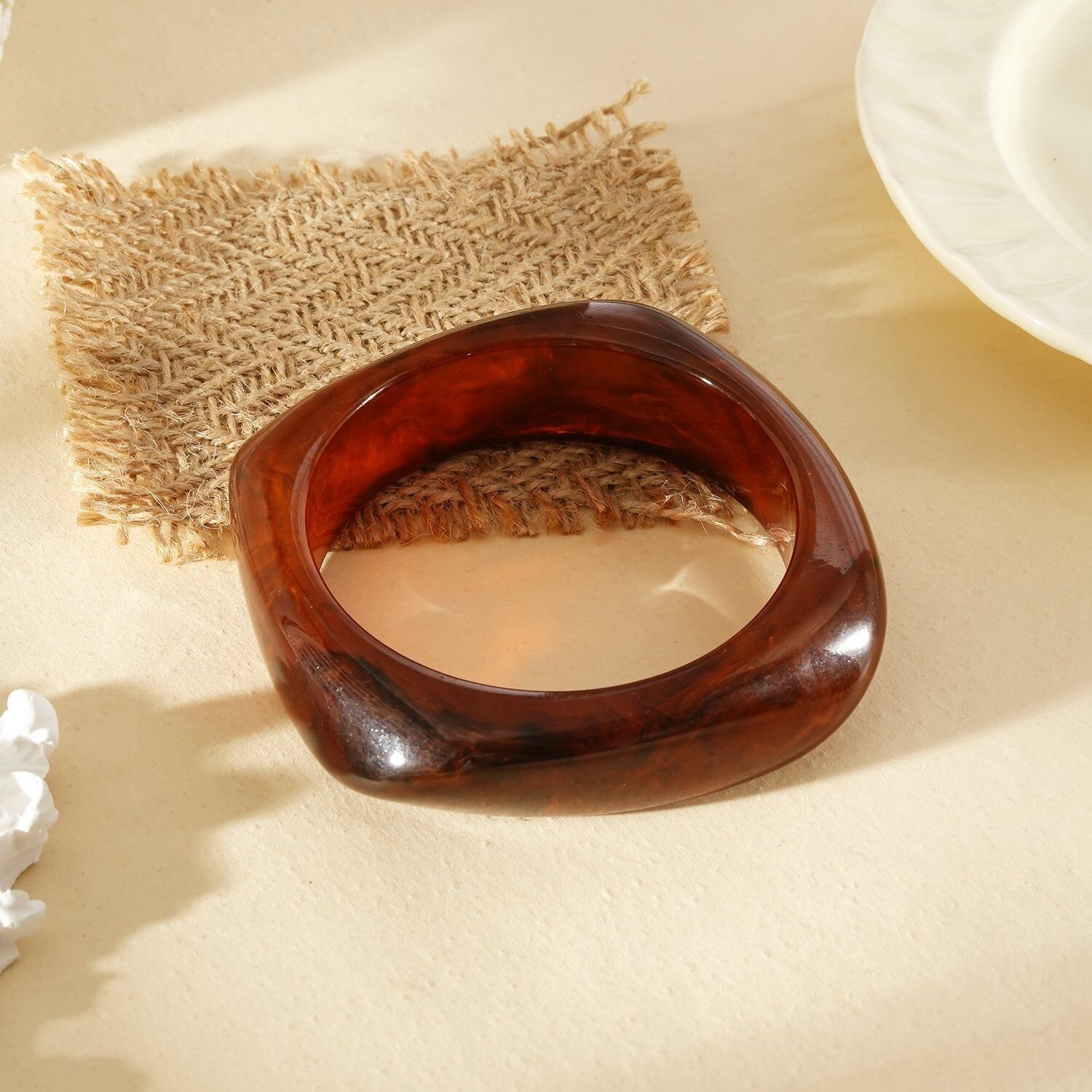 Bracciale rigido semi-spesso marmorizzato marrone, forma quadrata arrotondata, resina