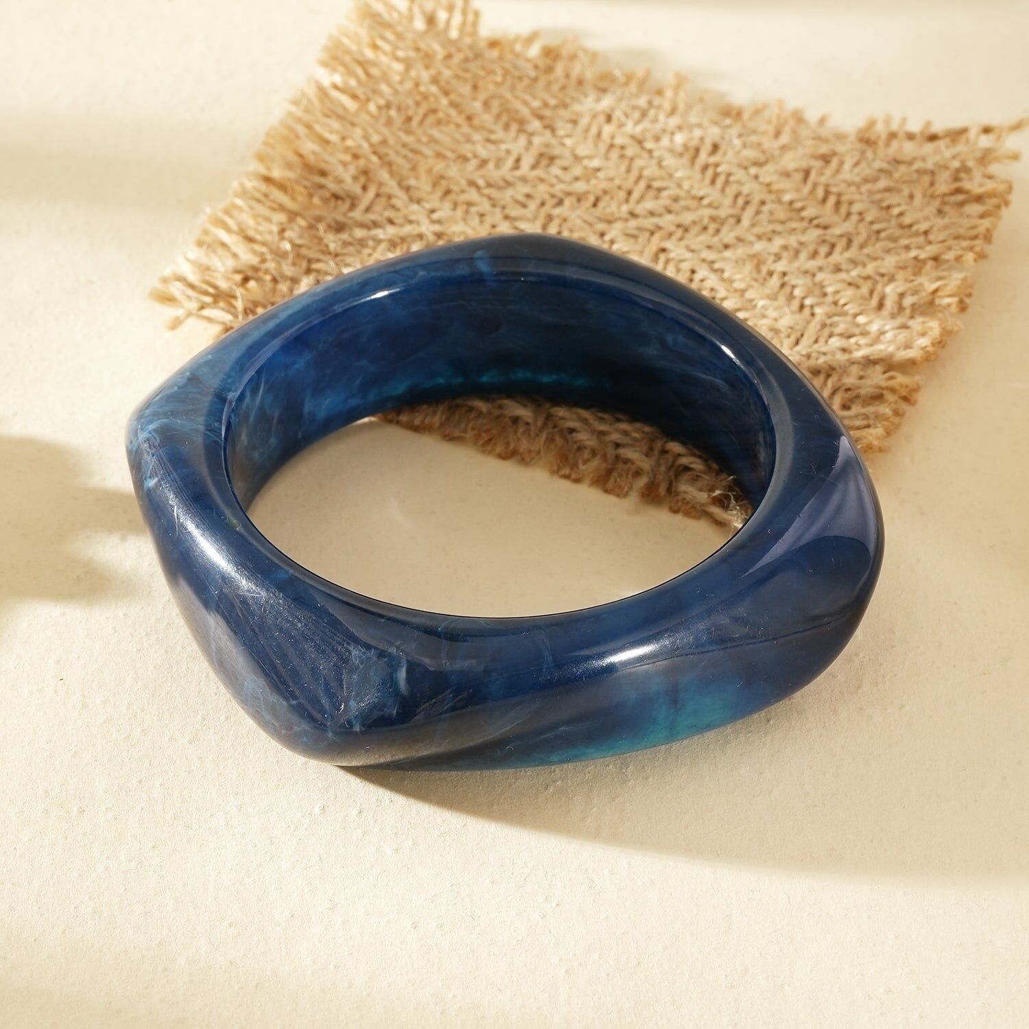 Bracciale rigido semi-spesso marmorizzato blu, forma quadrata arrotondata, resina