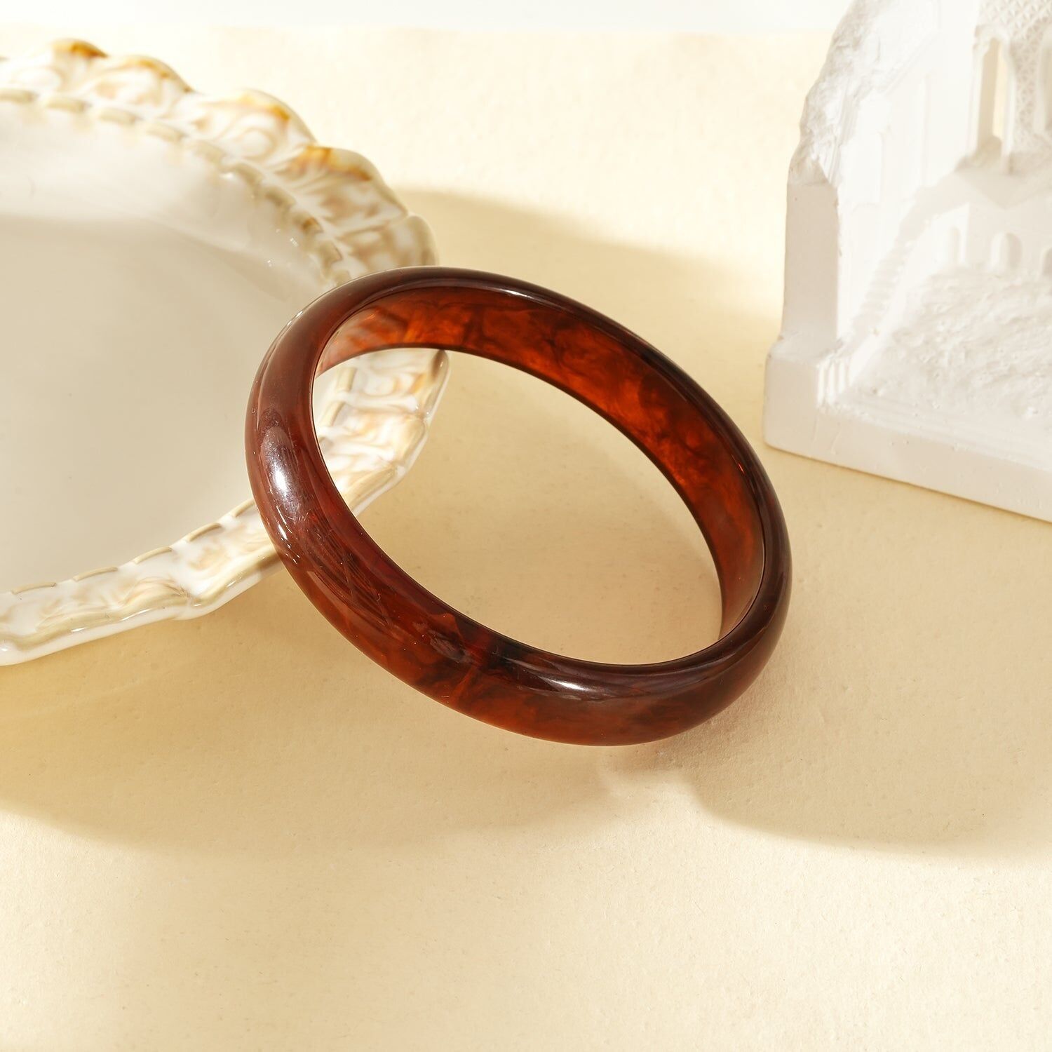 Bracciale rigido semisottile in resina color ambra rotonda