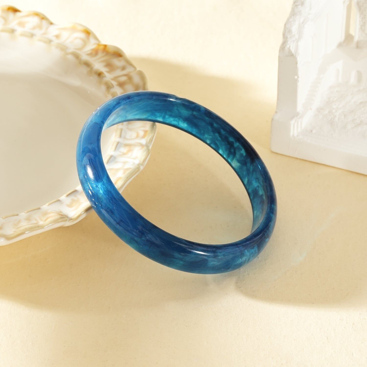 Bracciale rigido rotondo, semisottile, in resina marmorizzata blu