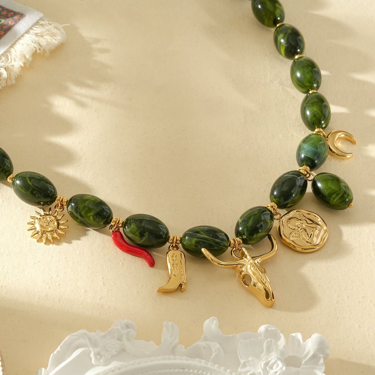 Collana in resina marmorizzata verde con pendenti da cowboy