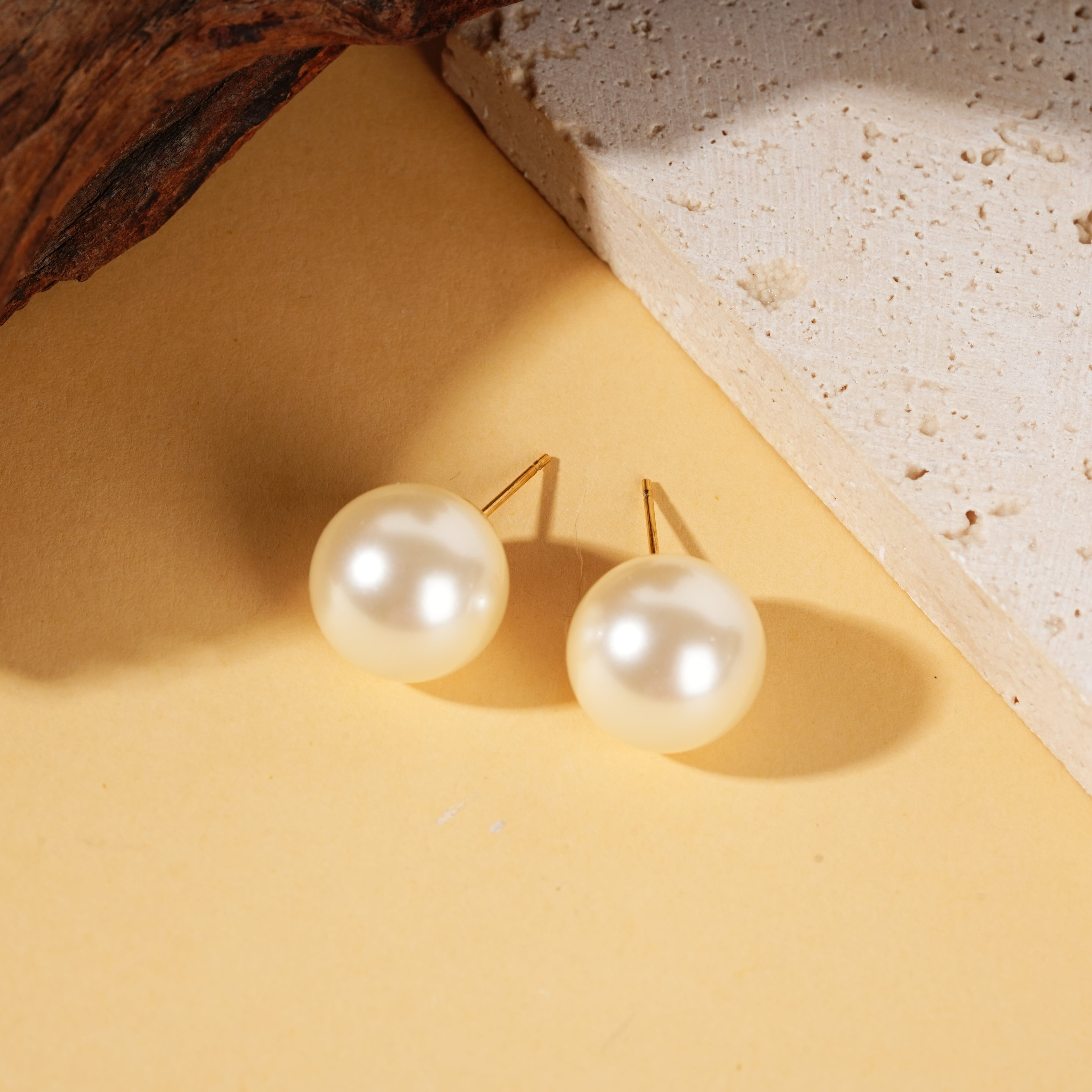 Grandi orecchini a bottone con perle bianche