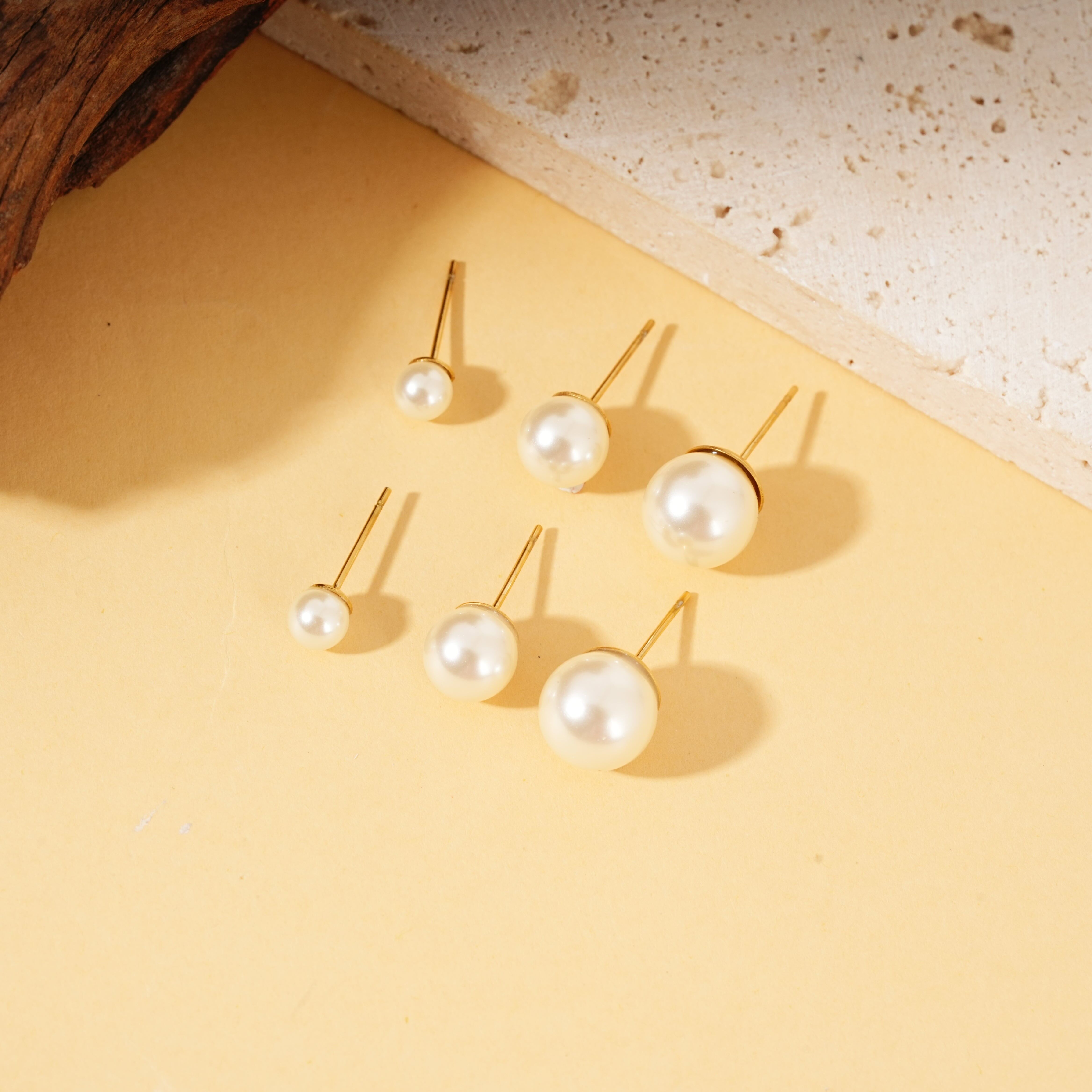 Set di 3 paia di orecchini a bottone con perle bianche