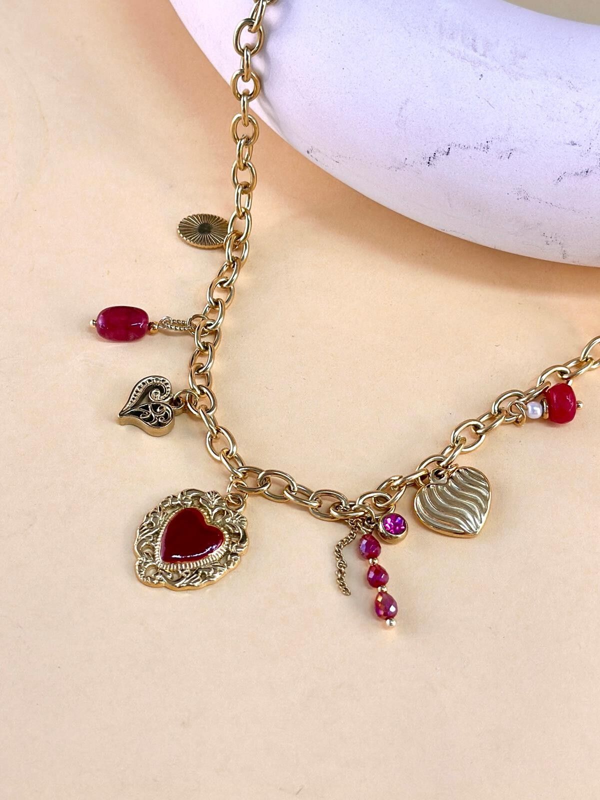 Collana a catena in oro con pendenti a forma di cuore e pietre ex voto, pietre rosse