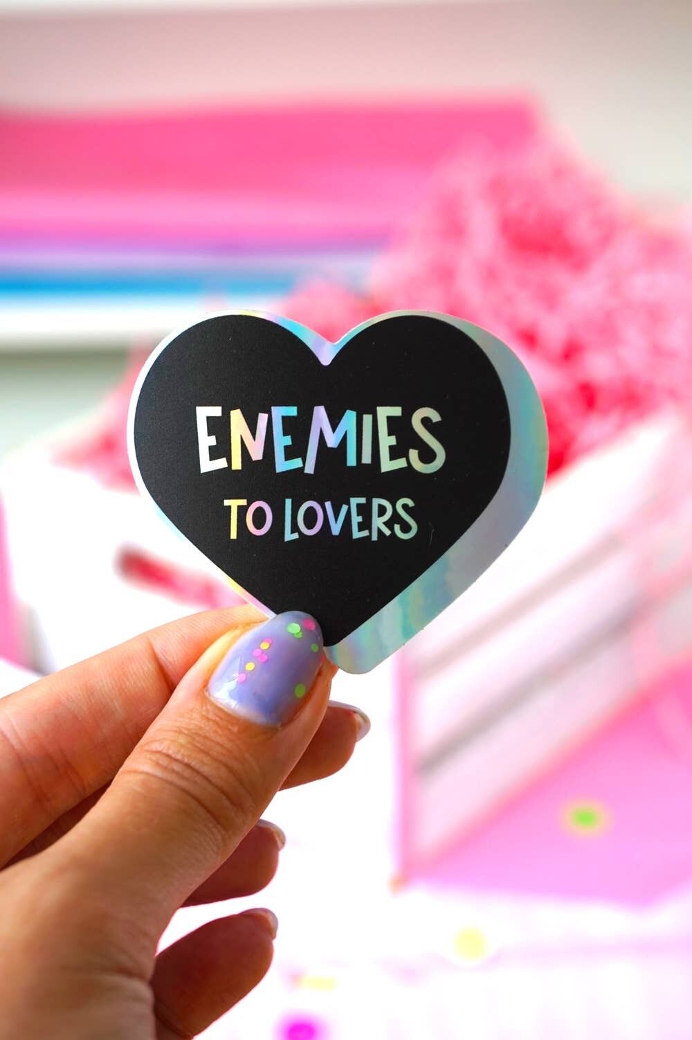 Feinde werden zu Liebenden – Das Klischee des bücherverrückten Stickerbuchliebhabers