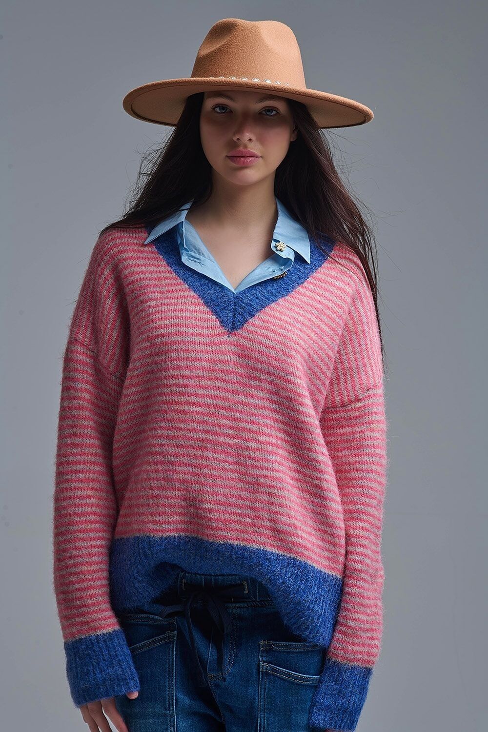 Maglione lavorato a maglia a righe fucsia con dettagli blu