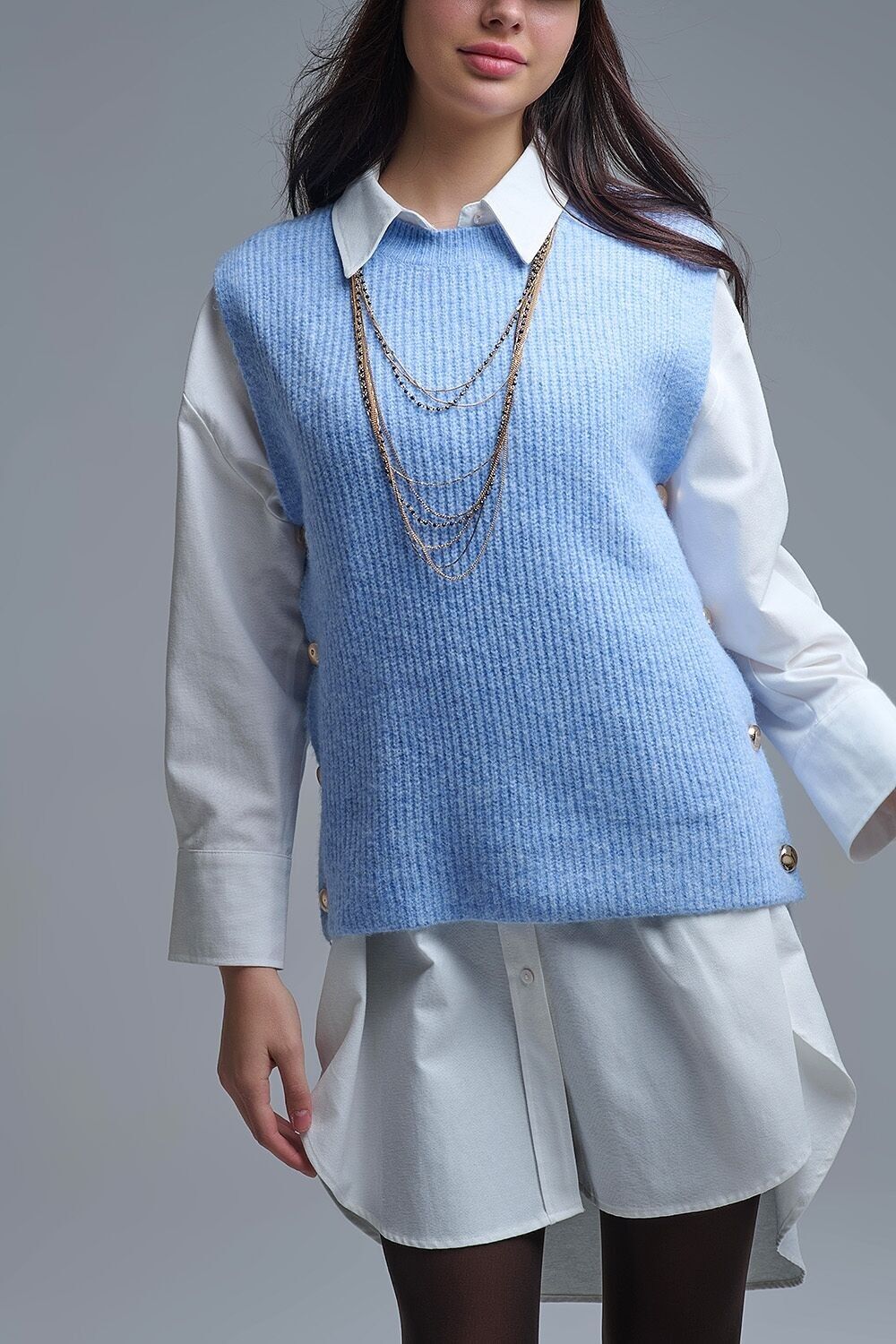 Maglione blu senza maniche con bottoni dorati sul lato
