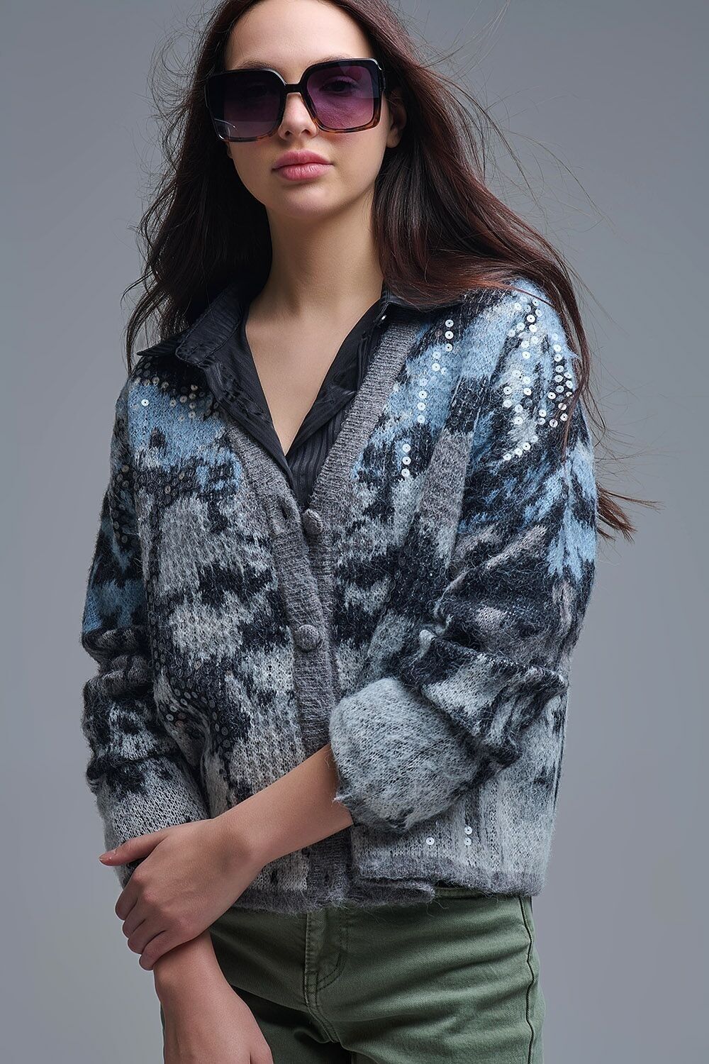 Elegante cardigan grigio in maglia con stampa astratta in paillettes