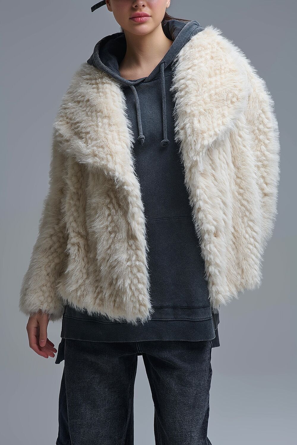 Elegante giacca in pelliccia sintetica beige con ampio collo