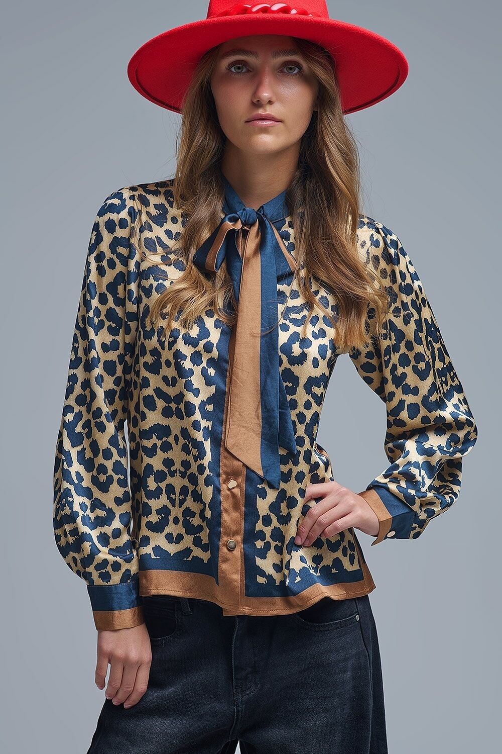 Blusa in raso con stampa leopardata e dettaglio cravatta