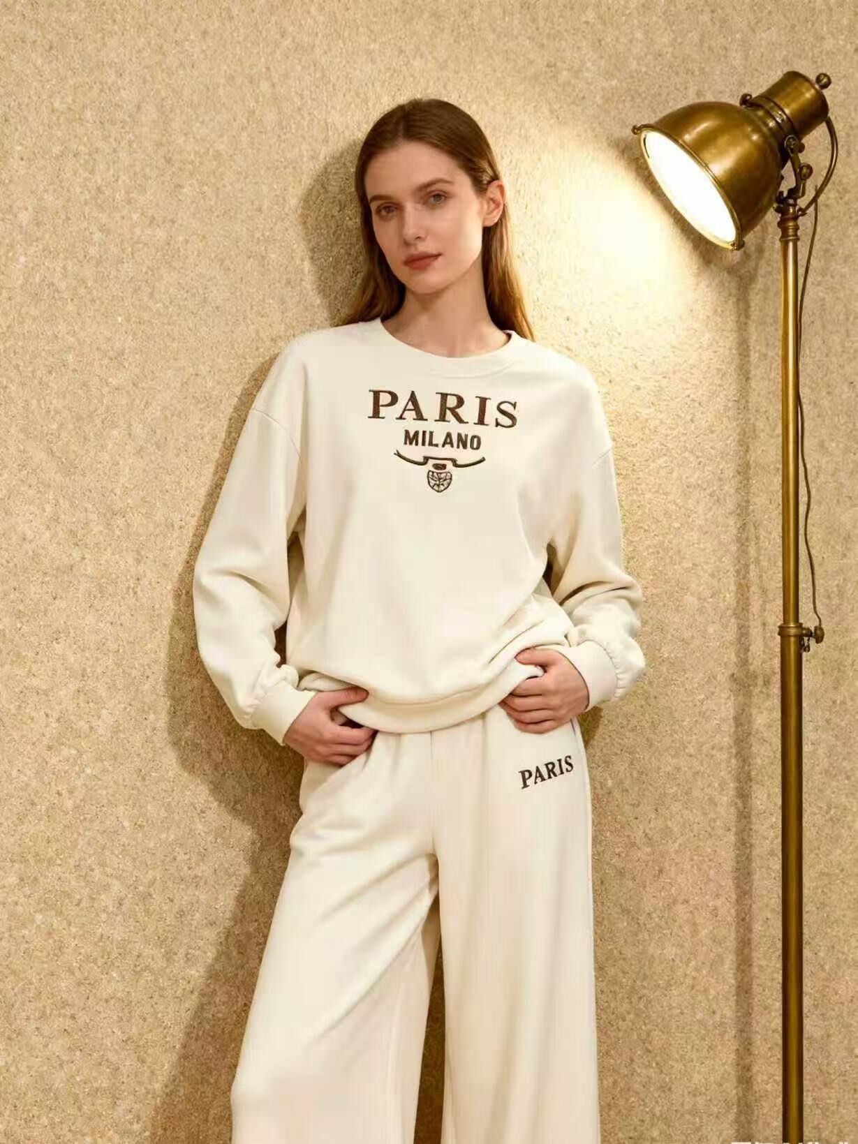 Completo chic con logo ricamato, Paris Milano