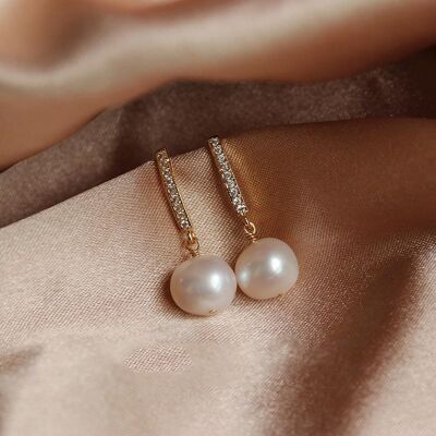 Classic Natural Pearl Earrings Gold