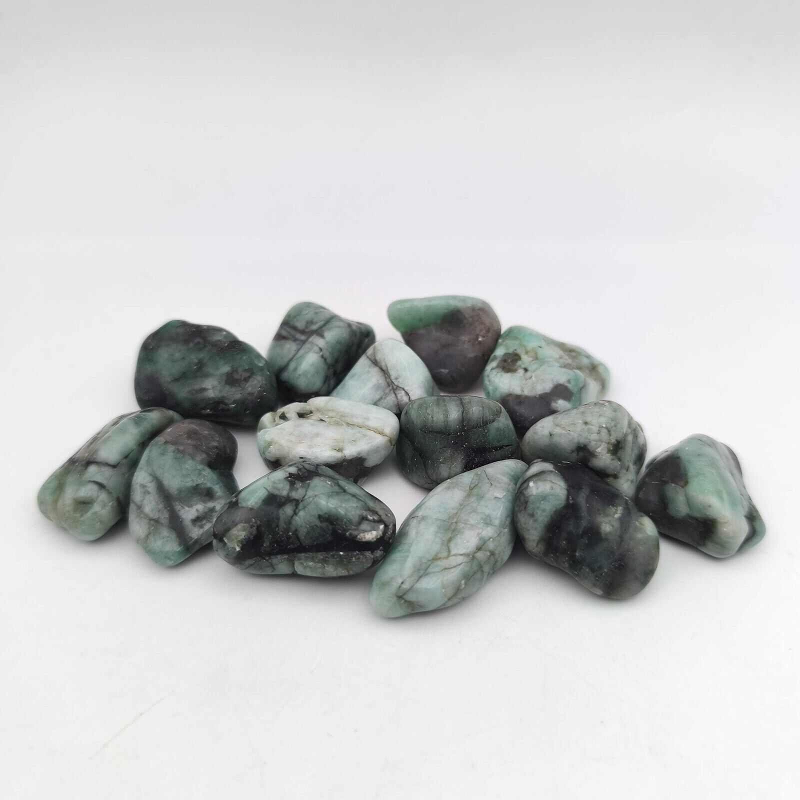 Pietre levigate - Smeraldo su quarzo