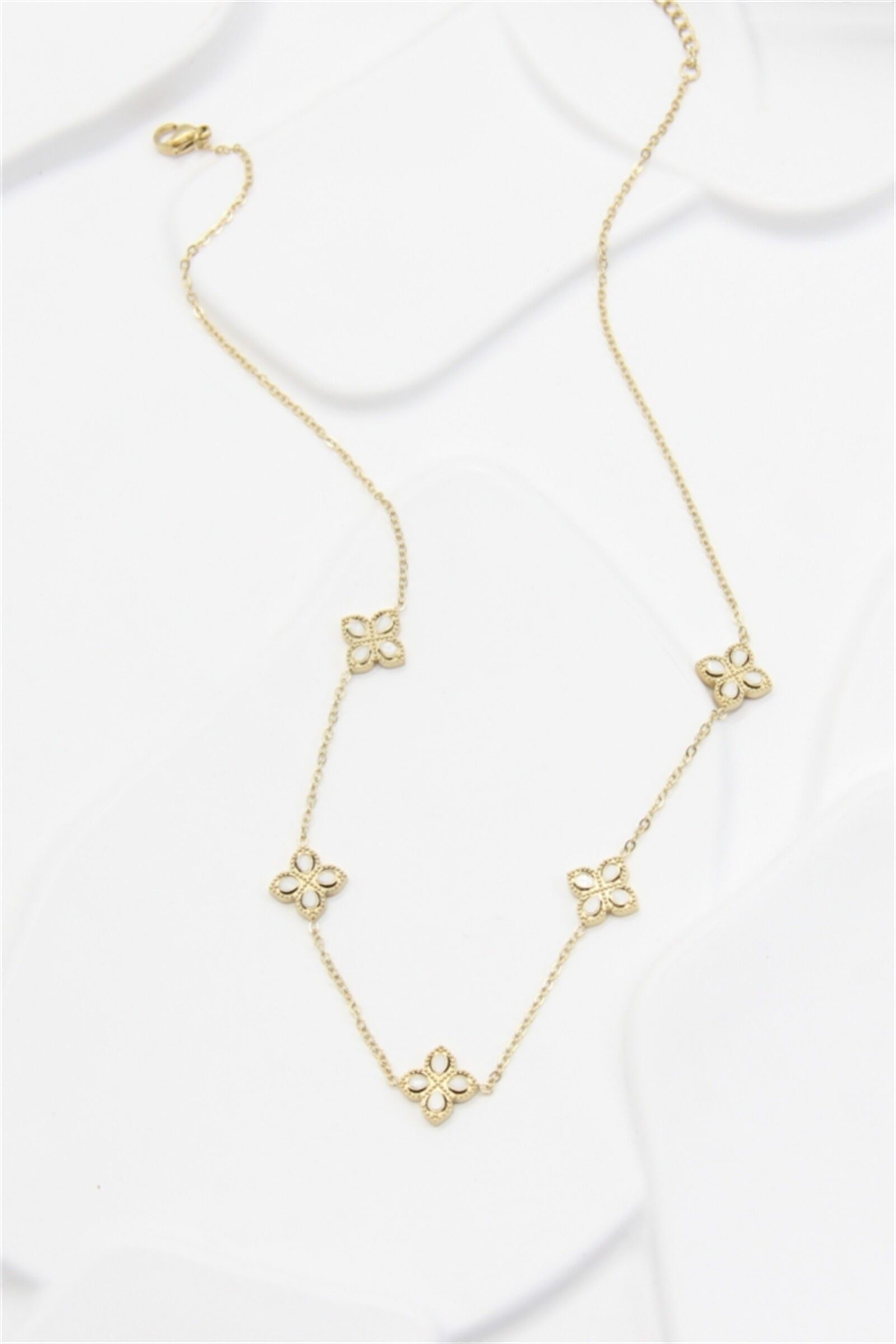 Goldfarbene, durchbrochene Kleeblatt-Halskette – Eleganz und Raffinesse in Edelstahl