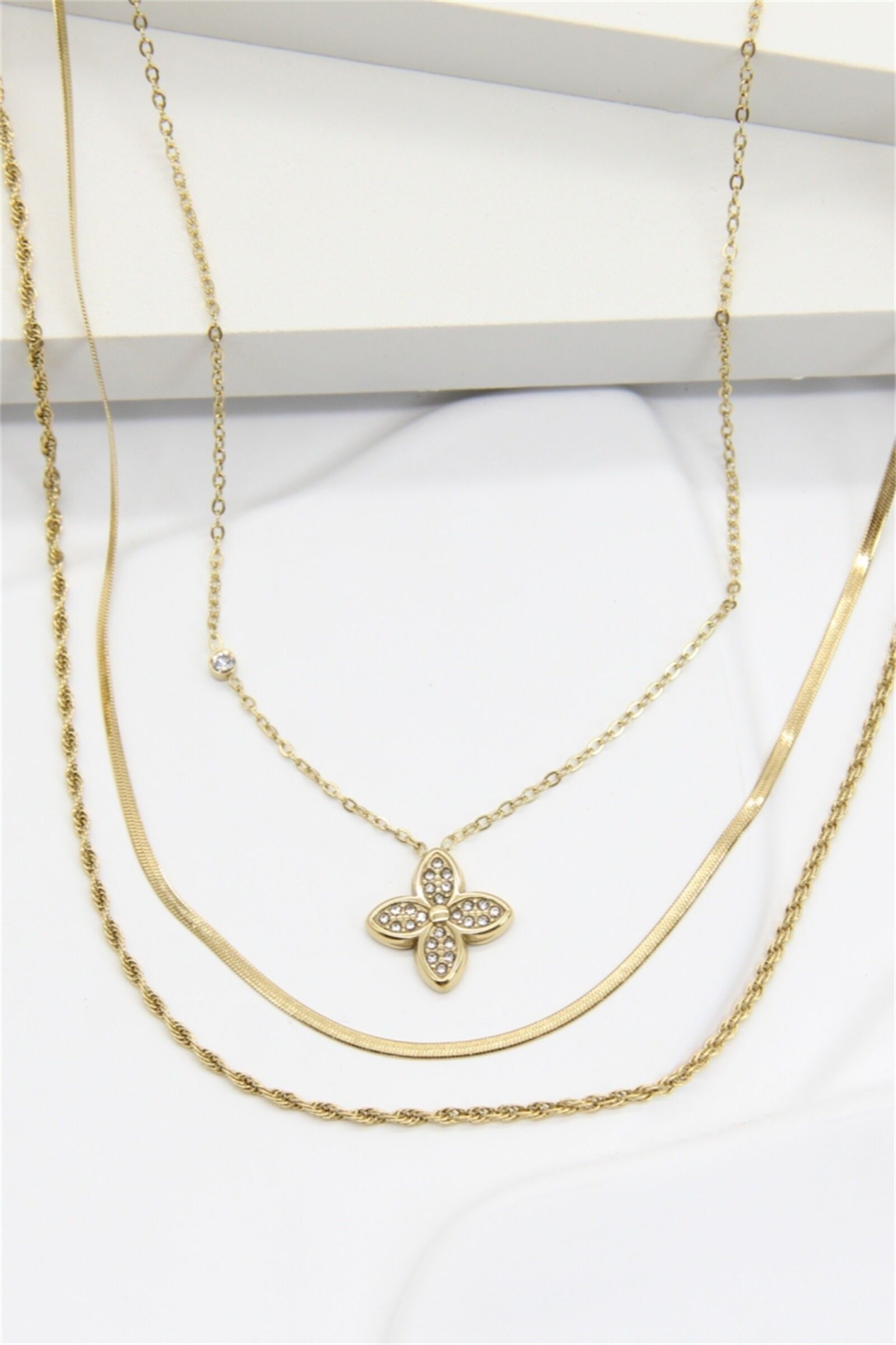 Mehrreihige Halskette mit goldenen Strassblumen aus Edelstahl – Elegante, mehrreihige Halskette für Damen