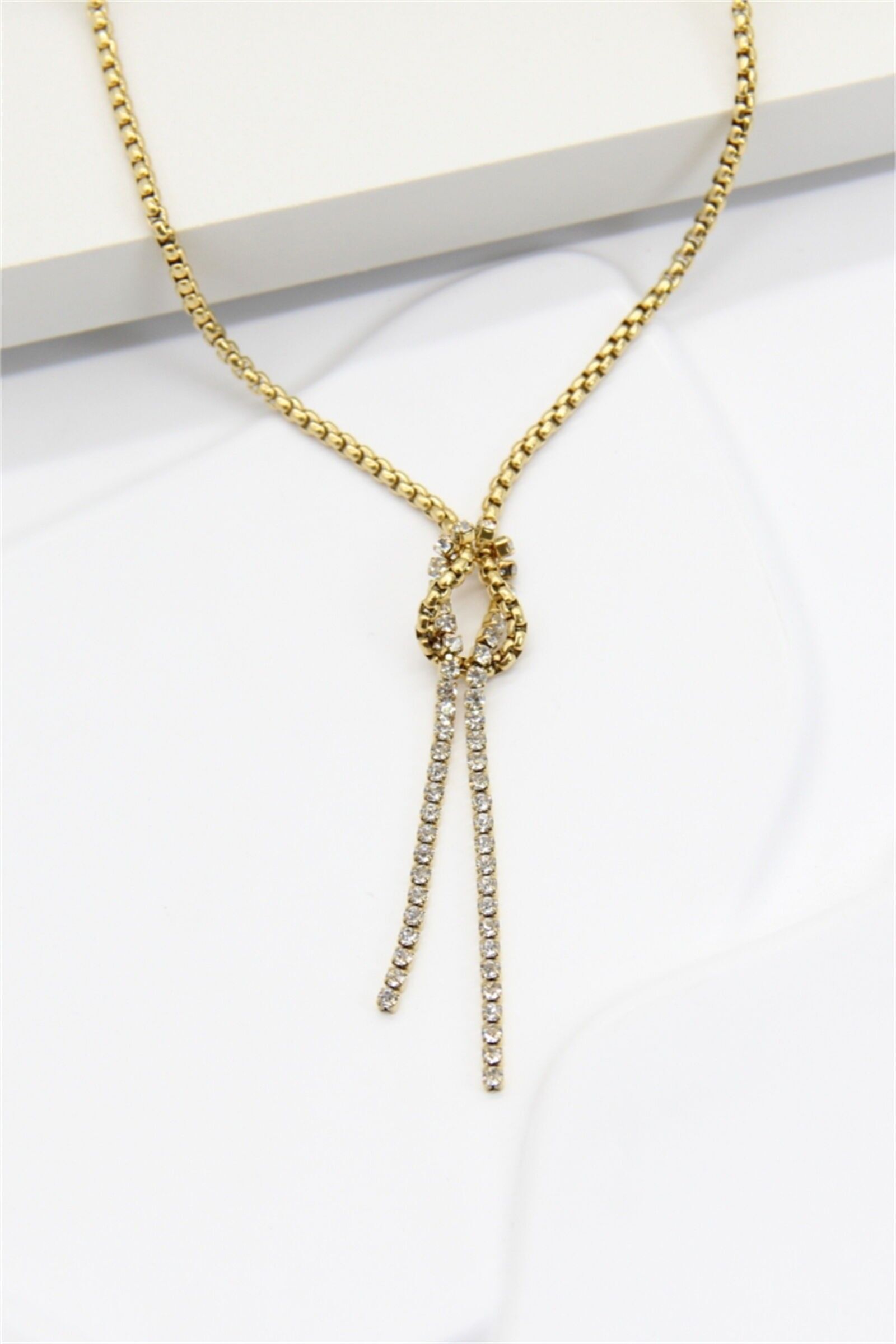 Halskette mit Strassknoten aus goldfarbenem Edelstahl – elegant, schick und modern