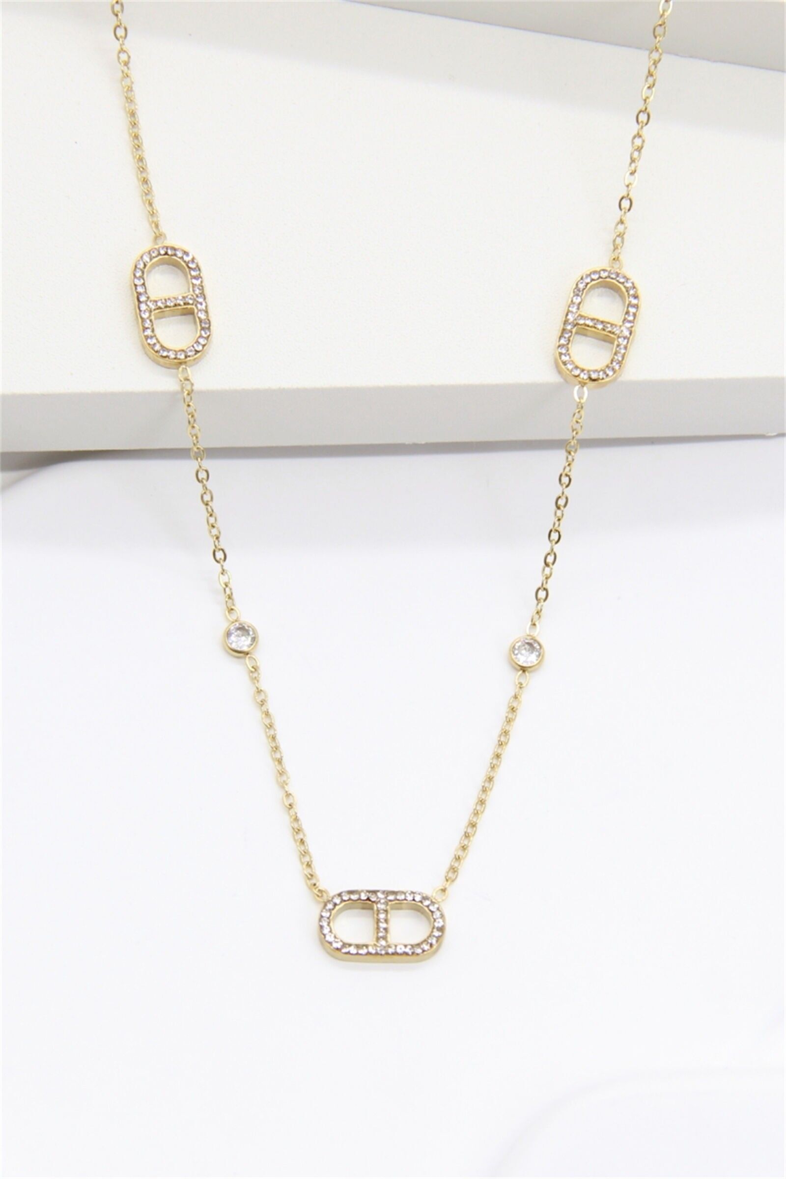 Goldfarbene Edelstahl-Halskette im maritimen Stil – elegante und zeitlose Damenhalskette mit Strasssteinen