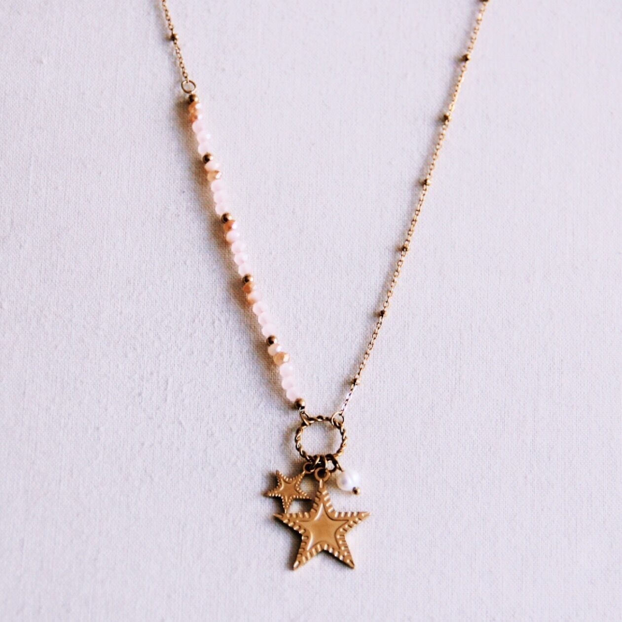 Catena a palline con sfaccettature e ciondoli a stella - pesca/oro