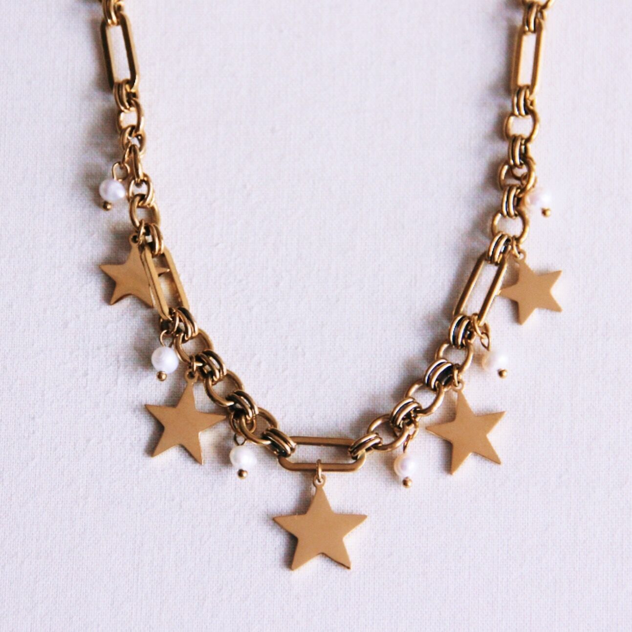 Collana con ciondolo a forma di stelle e mini perle