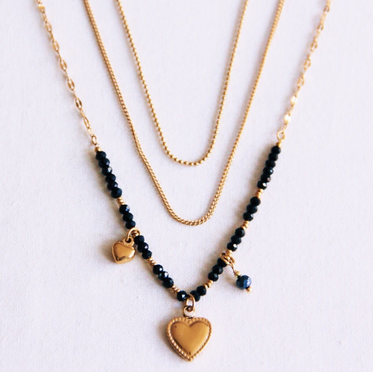 Collana tripla con sfaccettature e ciondoli - nero