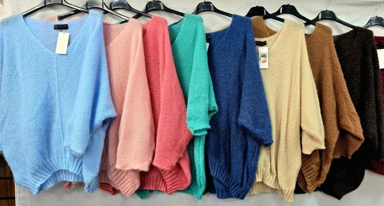 Cuello en V, tacto suave, tejido bouclé asimétrico