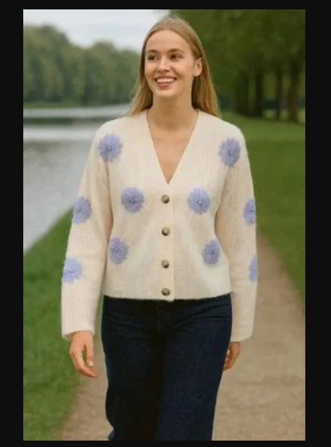 Cárdigan de punto con margarita 3D de fresa