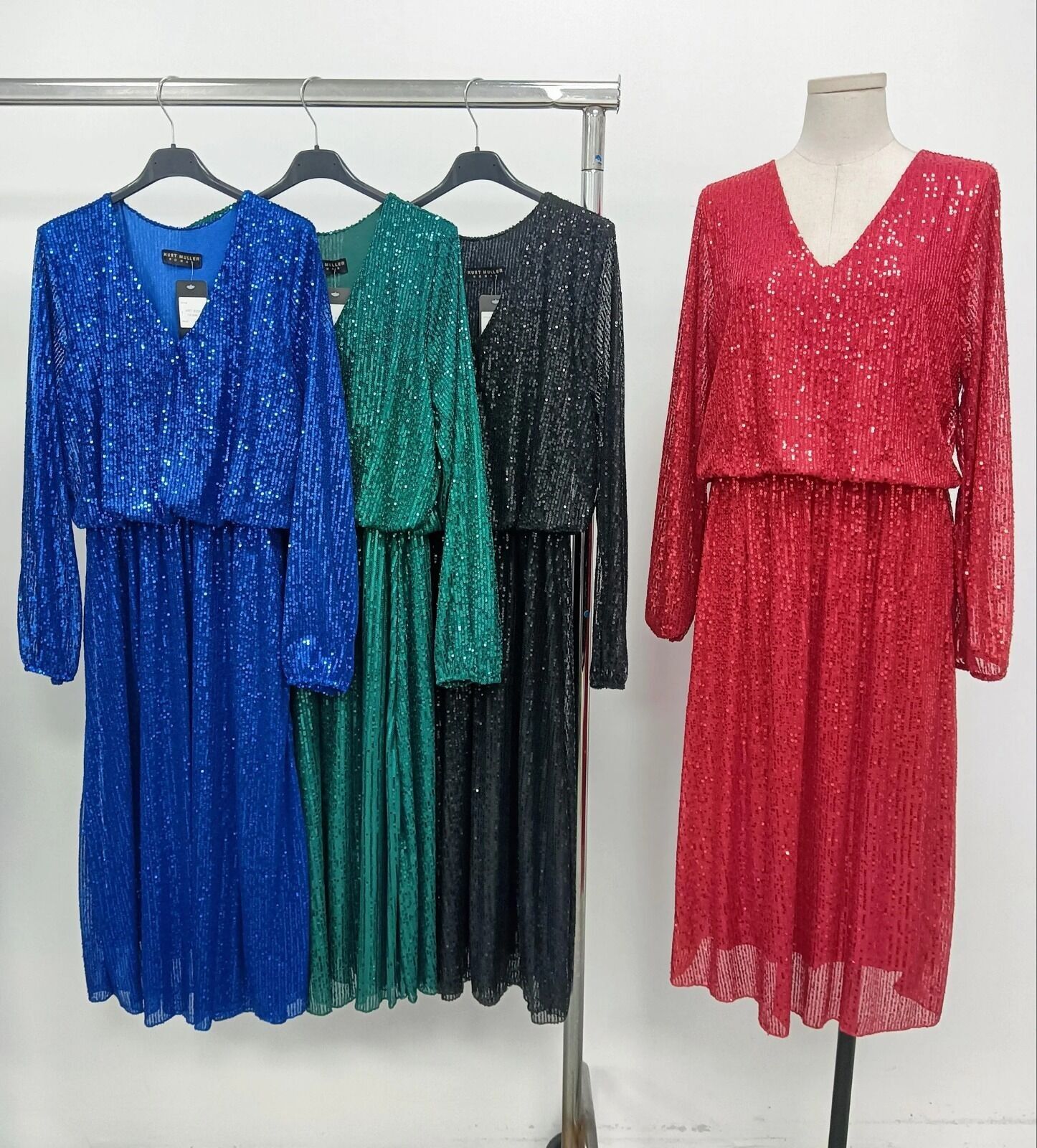 Vestido largo con cuello de lentejuelas