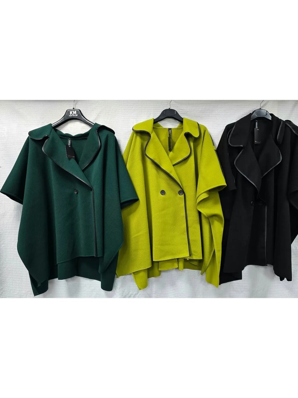 Capa con botones y ribete de cuero vegano