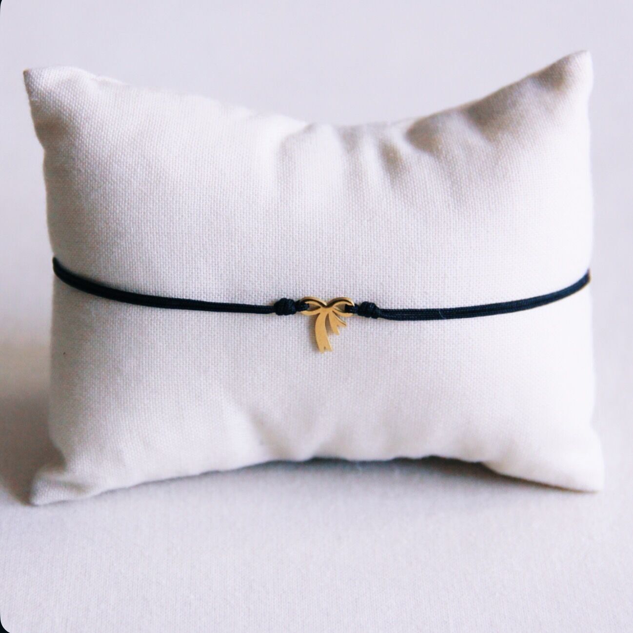 Pulsera de satén con un pequeño lazo - negra