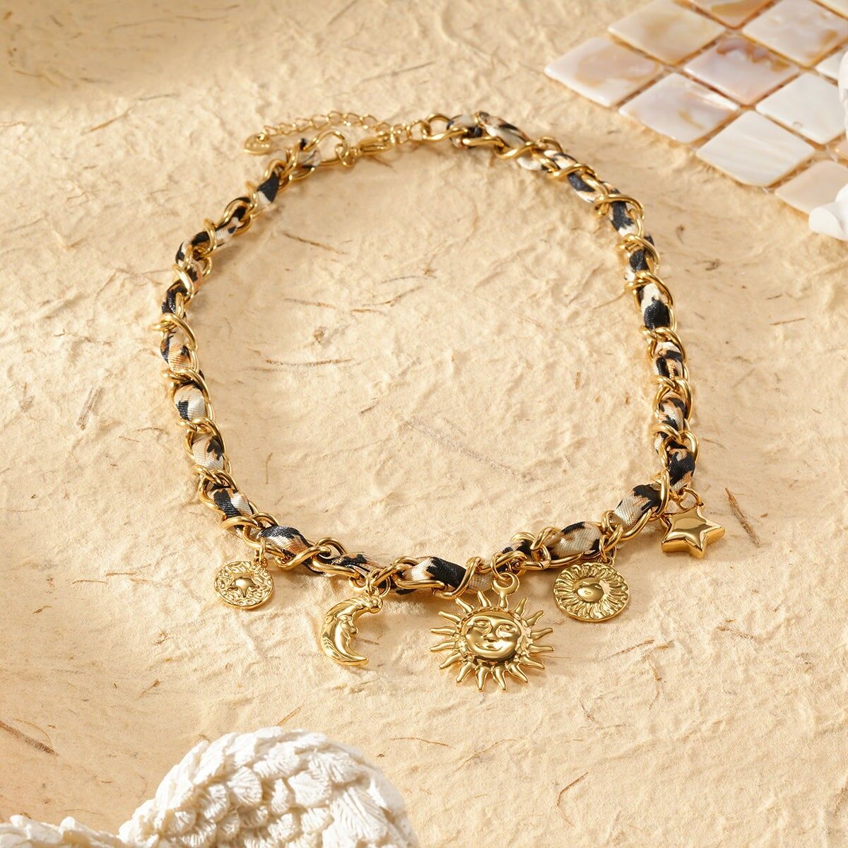 Collana e catena in tessuto con stampa leopardata e ciondoli