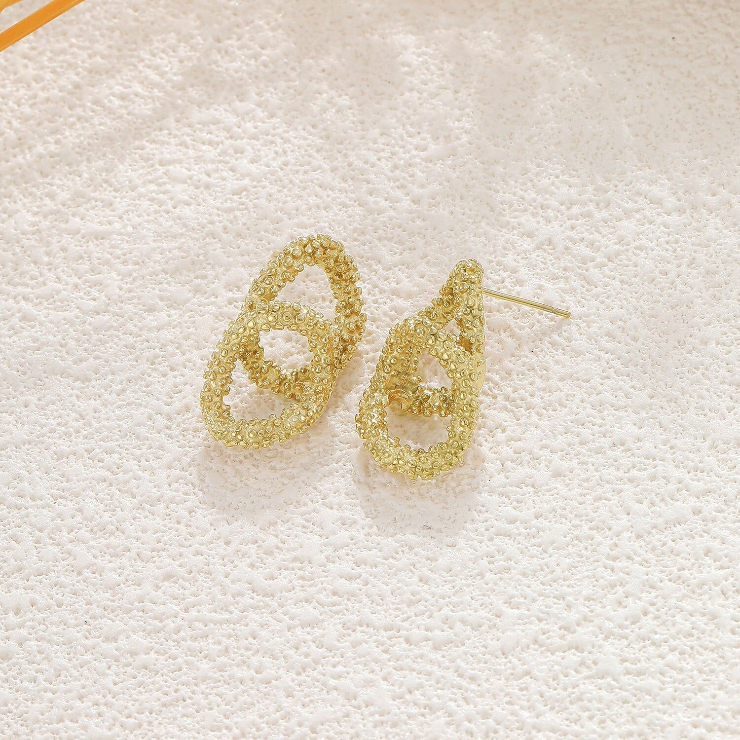 Orecchini a doppio cerchio in oro testurizzato scintillante