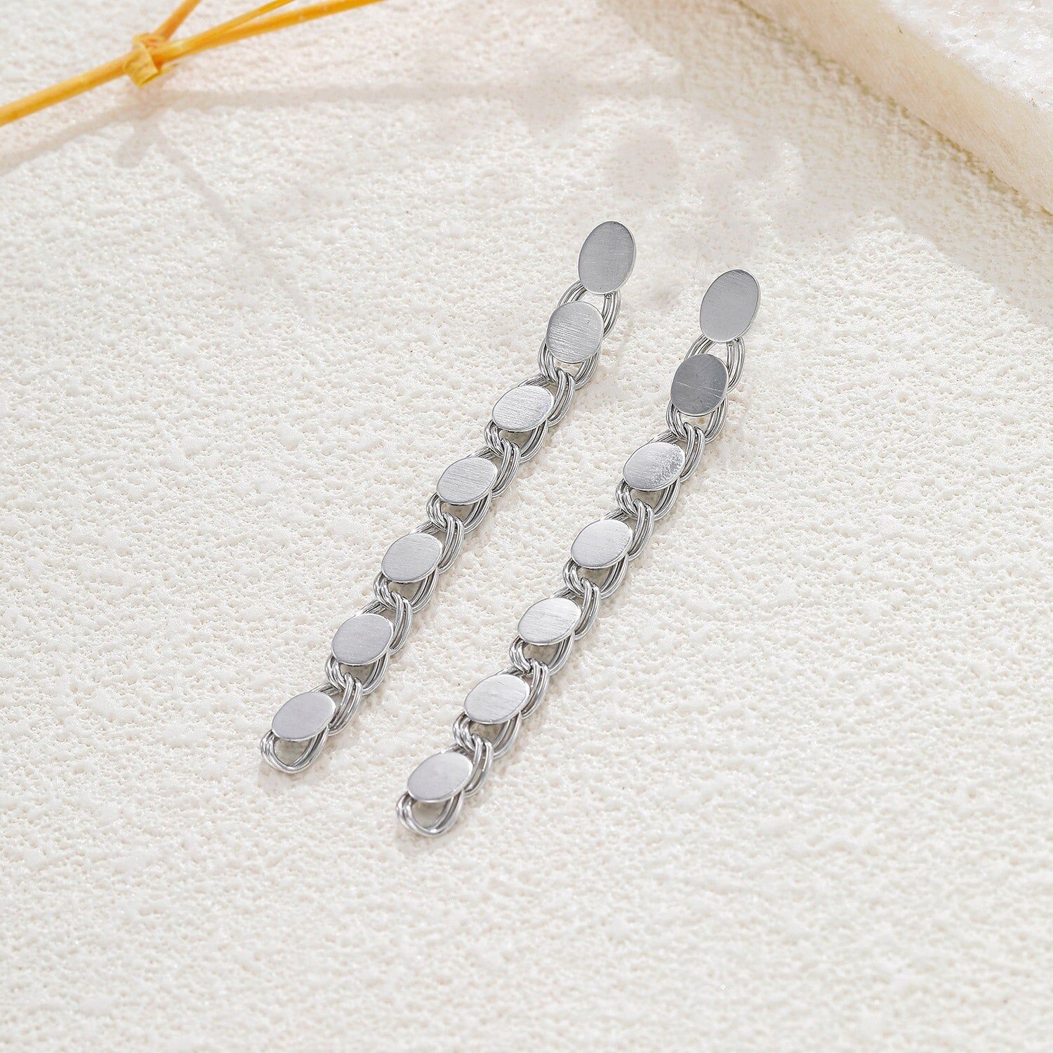 Orecchini pendenti color argento con maglie rotonde lisce