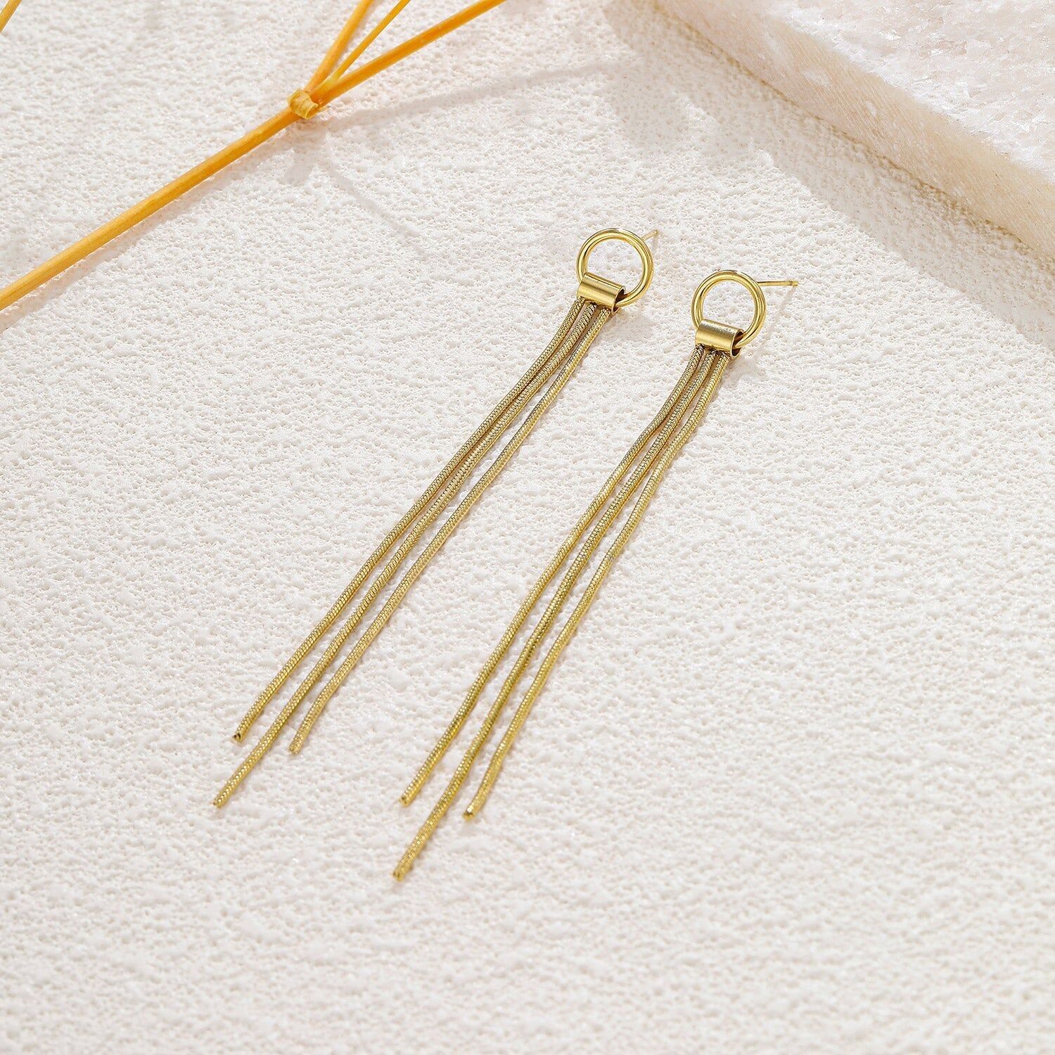 Orecchini pendenti color oro con maglie a forma di serpente rotonde