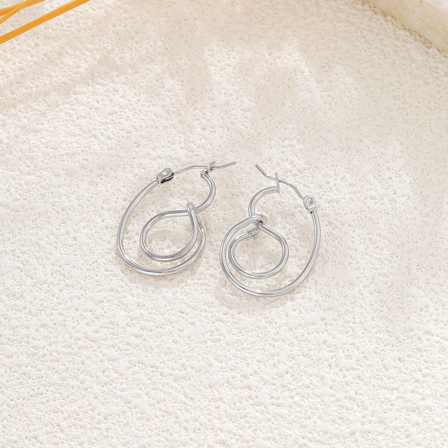 Orecchini in argento con doppio anello intrecciato