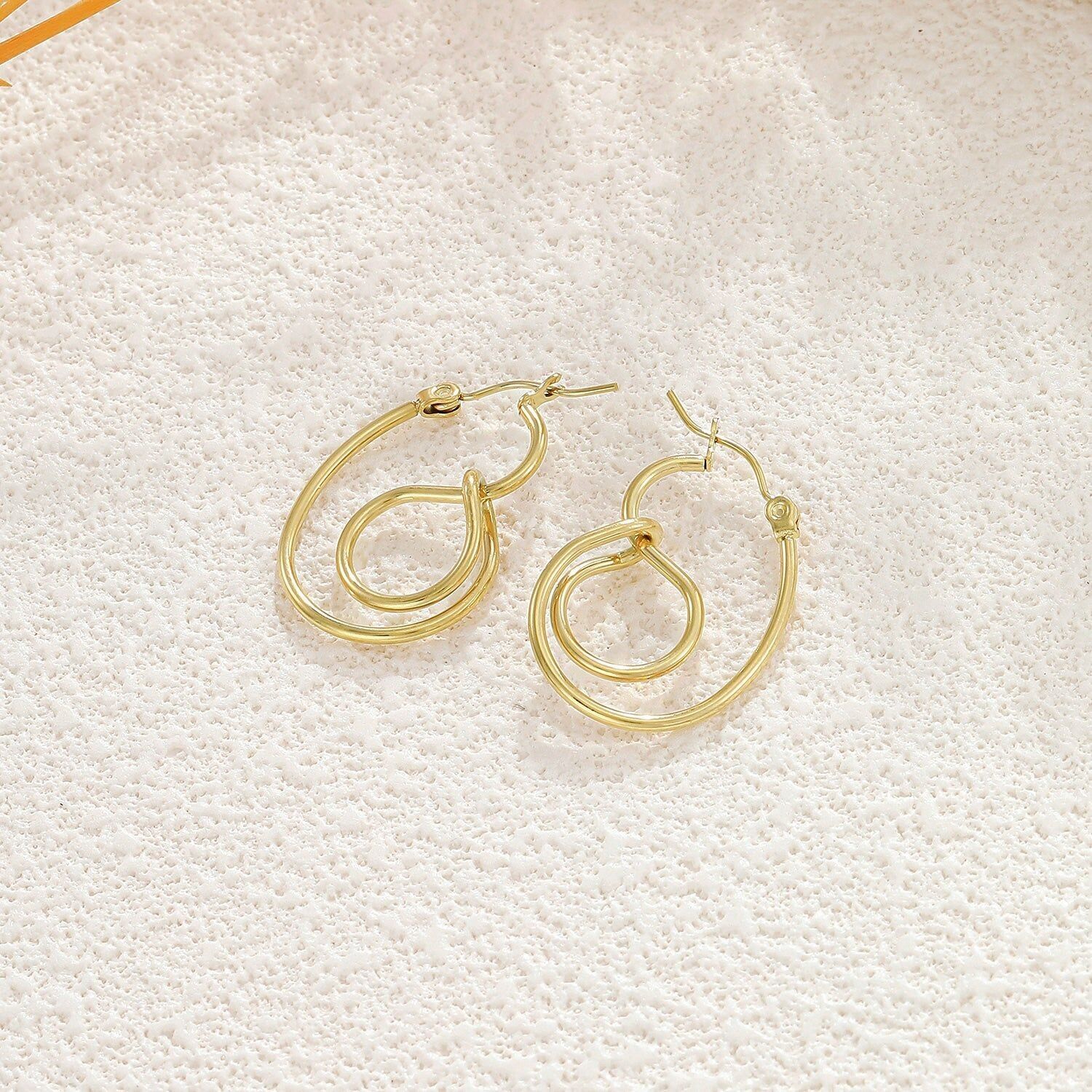 Orecchini a doppio anello intrecciato in oro