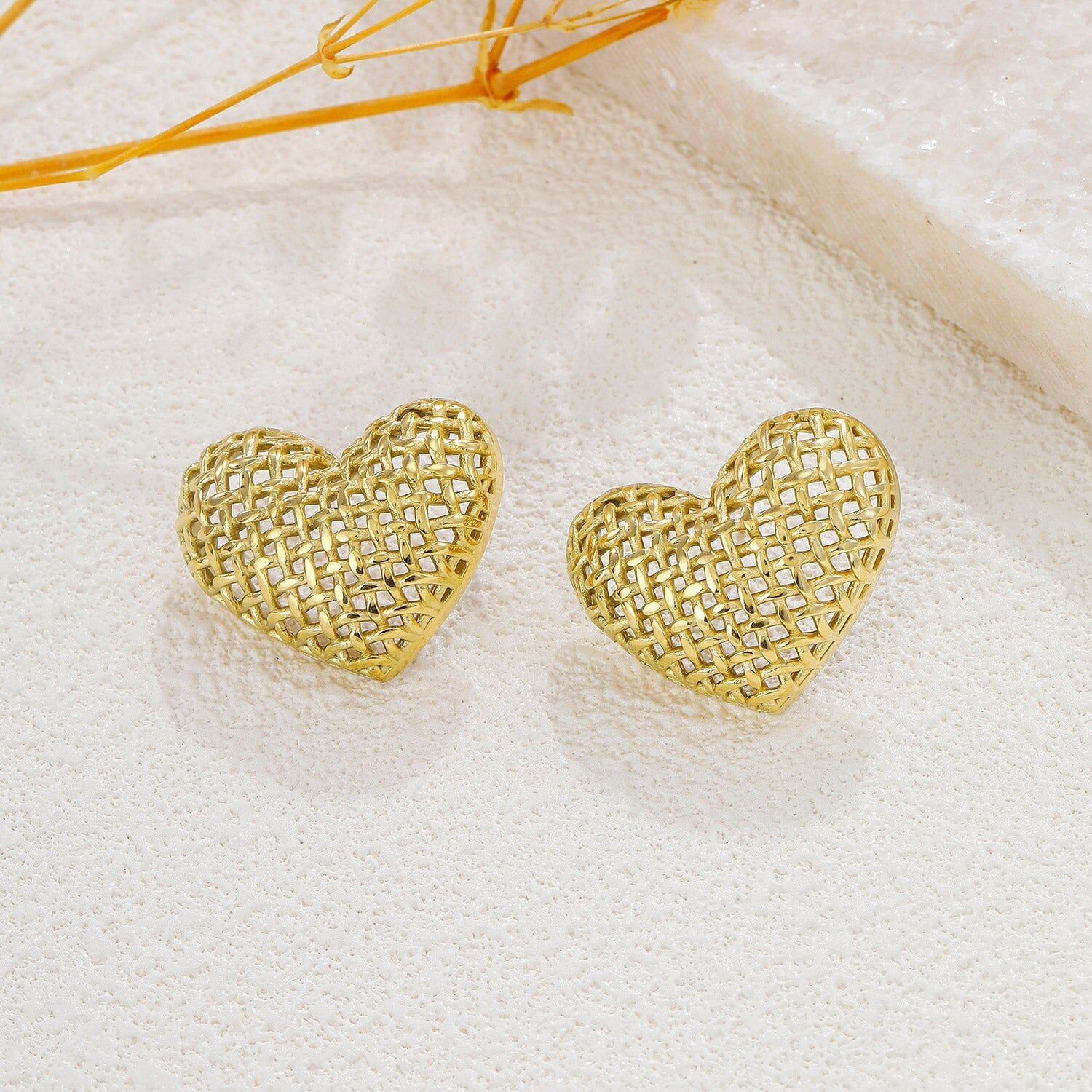 Orecchini a bottone in oro con motivo a cuore e diamante