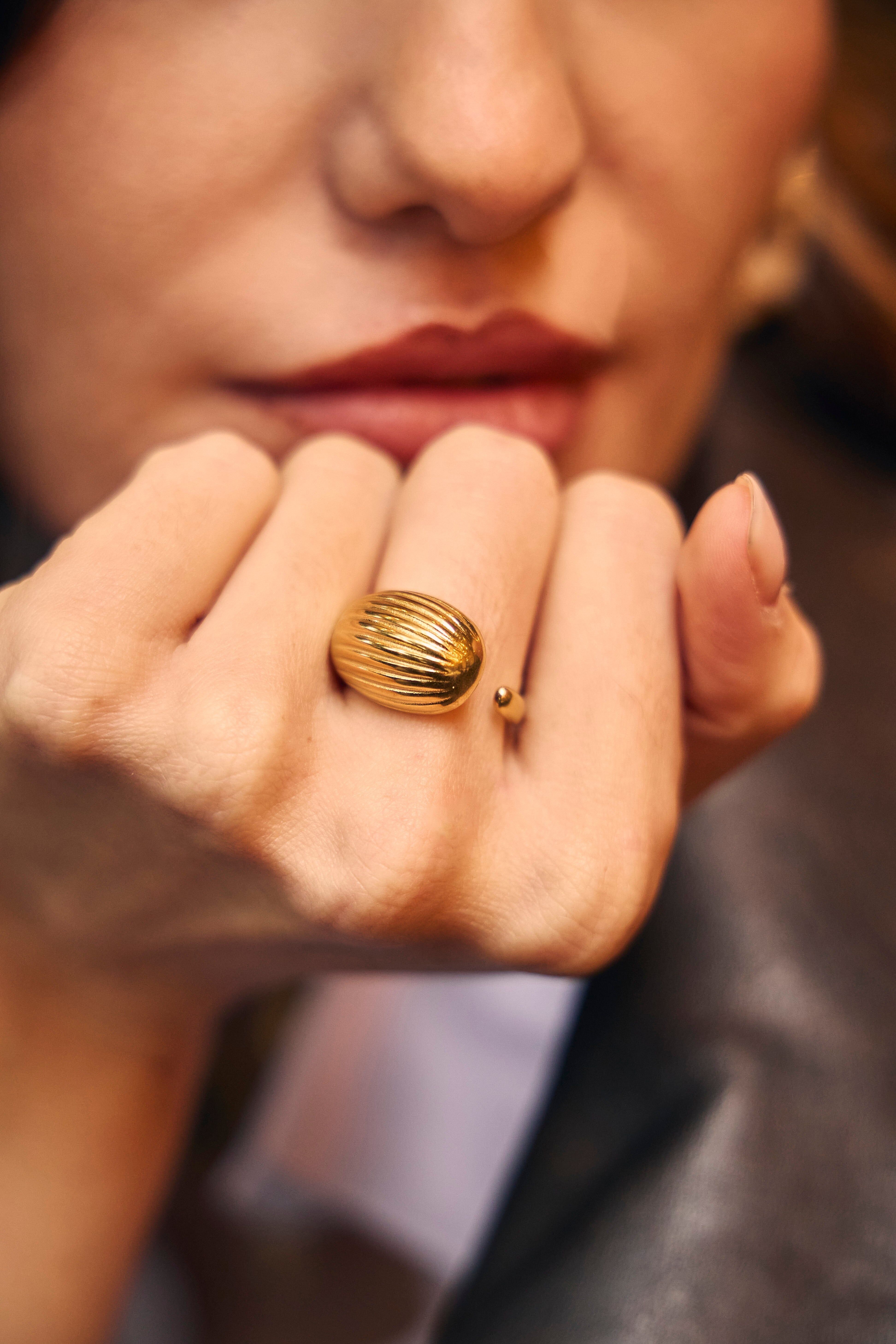 Anello in oro bombato con rilievi scanalati