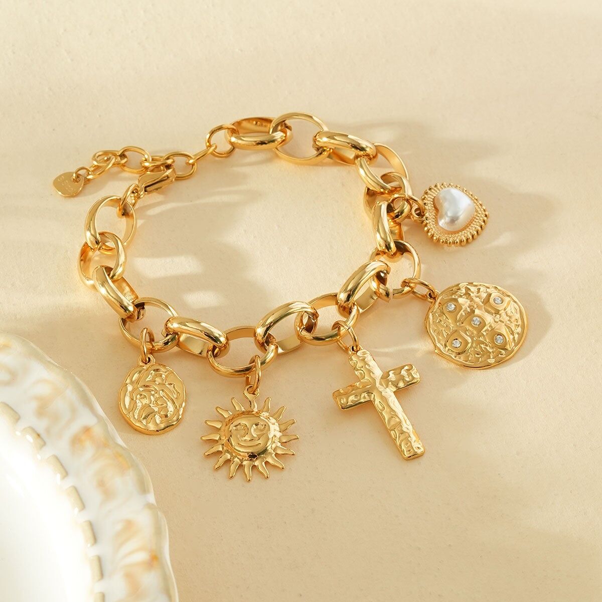 Bracciale a catena in oro con pendenti martellati