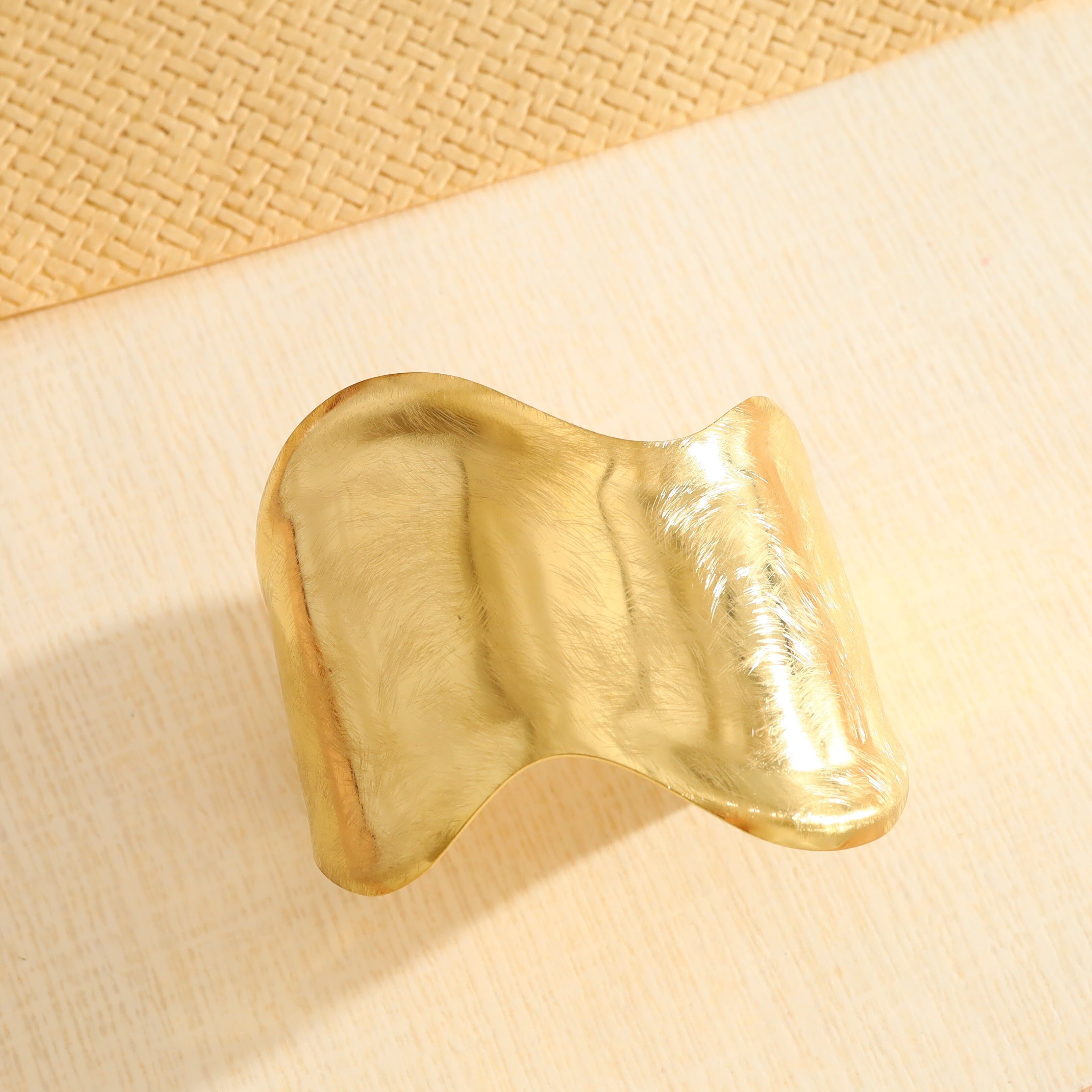 Bracciale rigido spesso regolabile a forma di onda in oro spazzolato