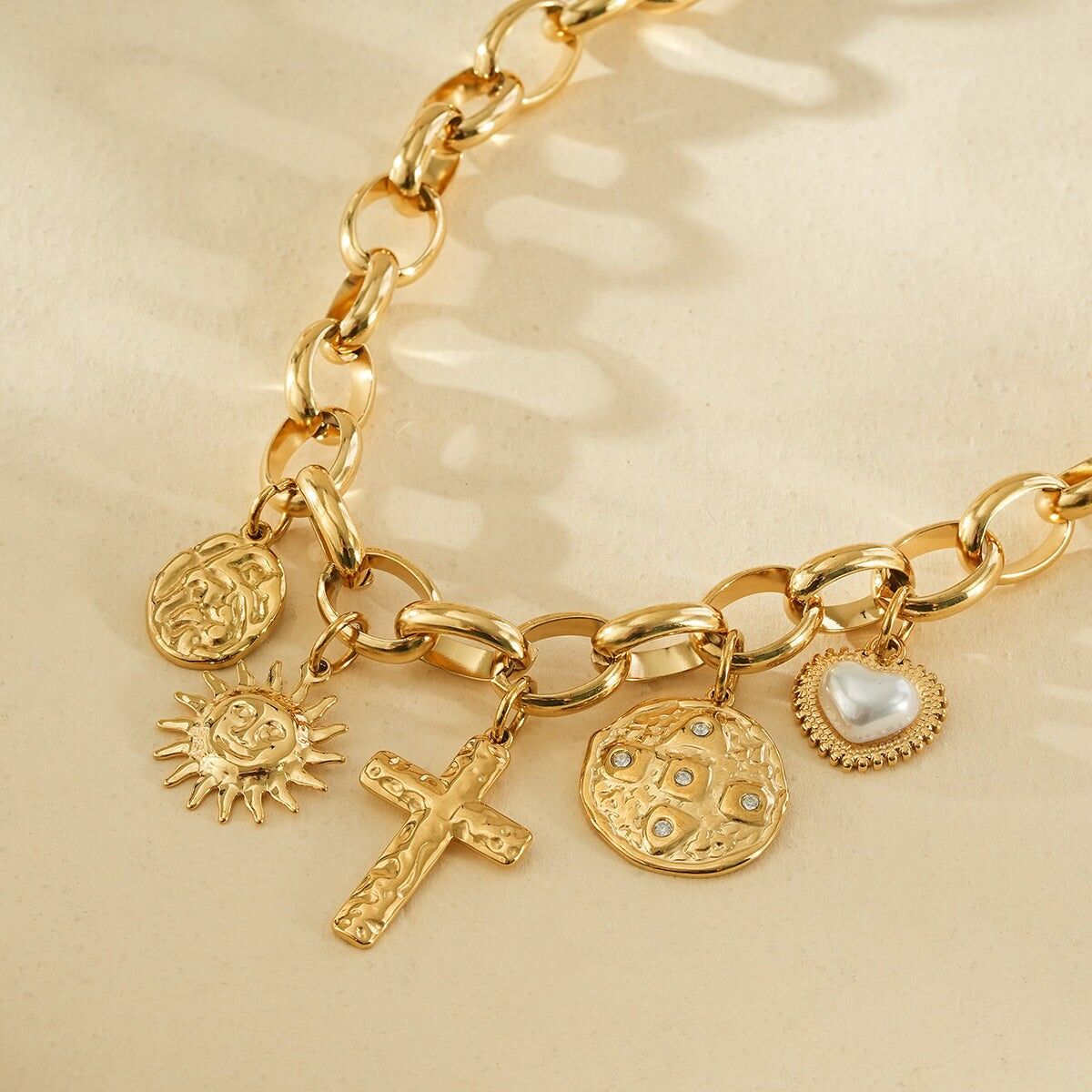 Collana a catena in oro con pendenti martellati