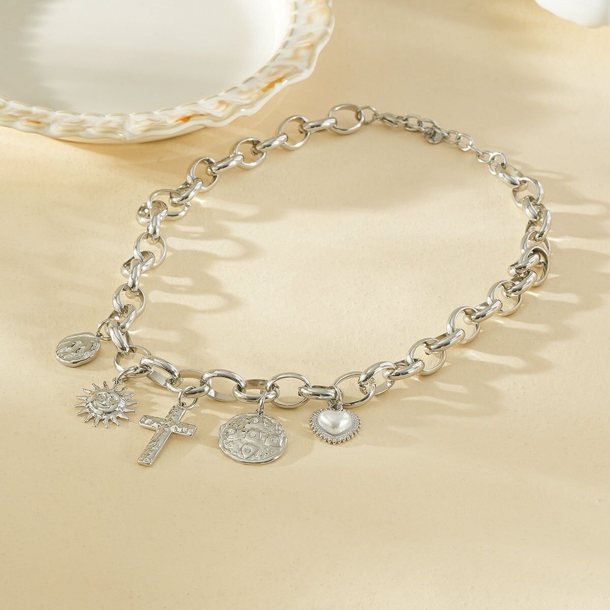 Collana a catena in argento con pendenti martellati