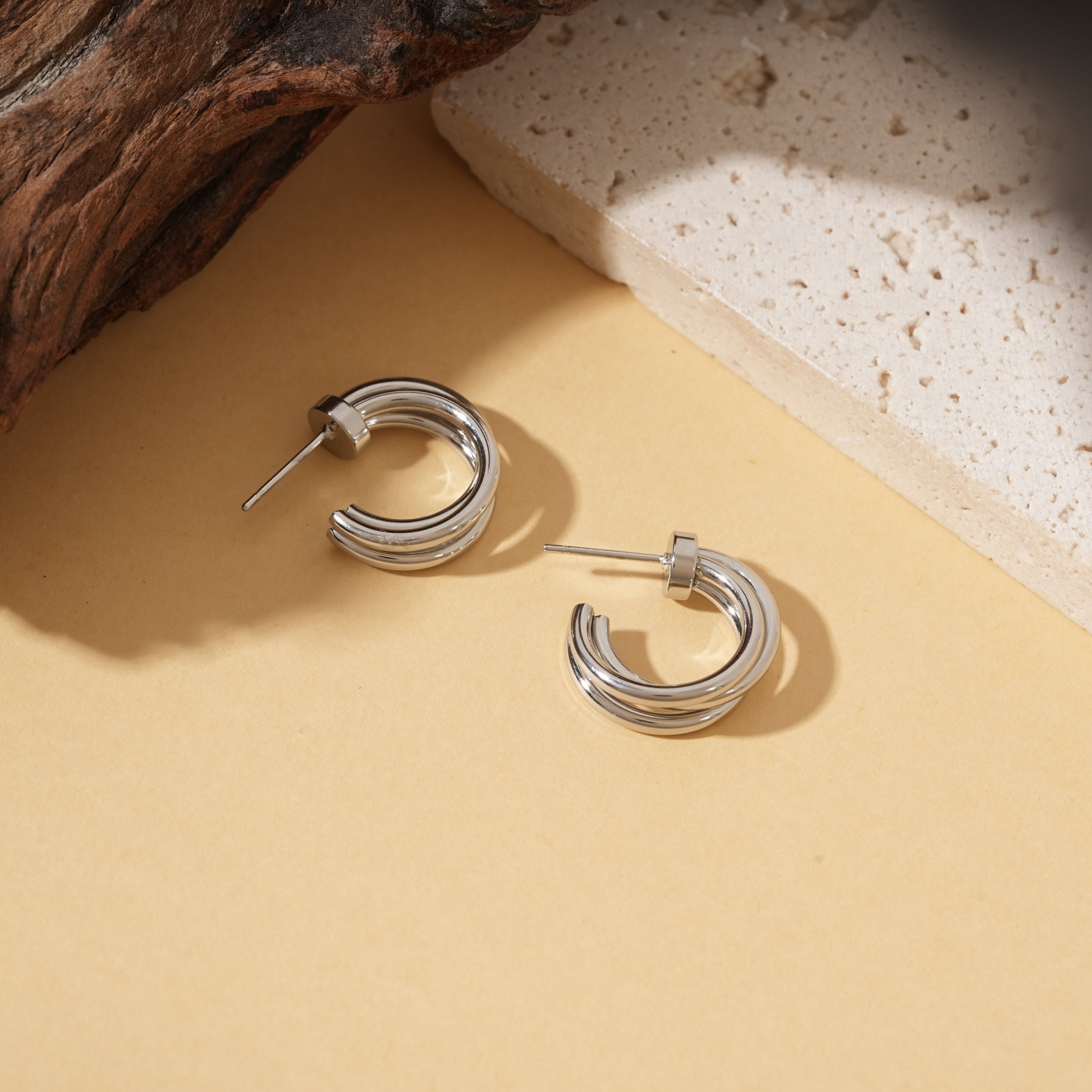 Orecchini a cerchio aperti in argento con tre punte