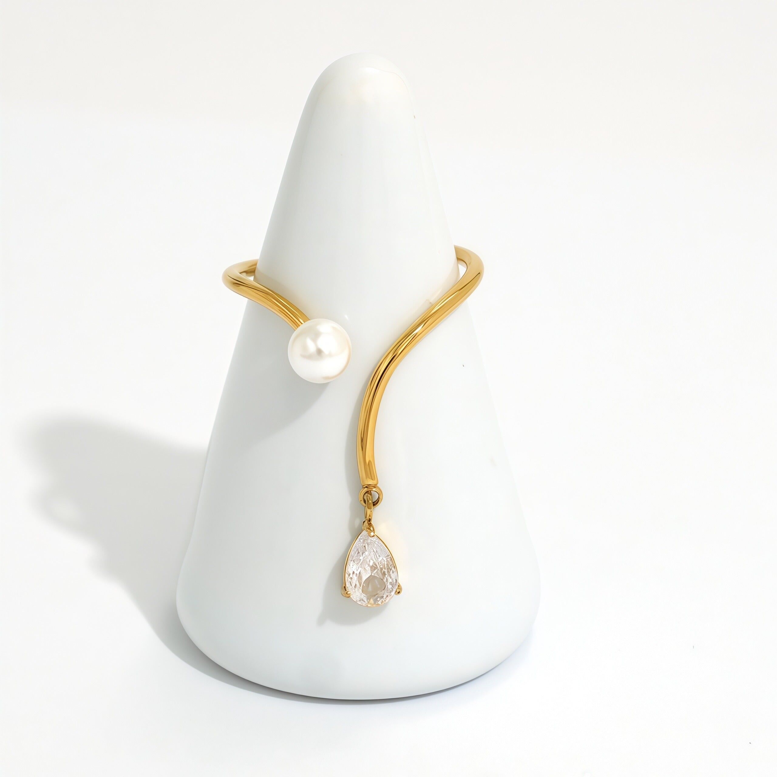 Anello sottile regolabile in oro con apertura frontale, strass e perla