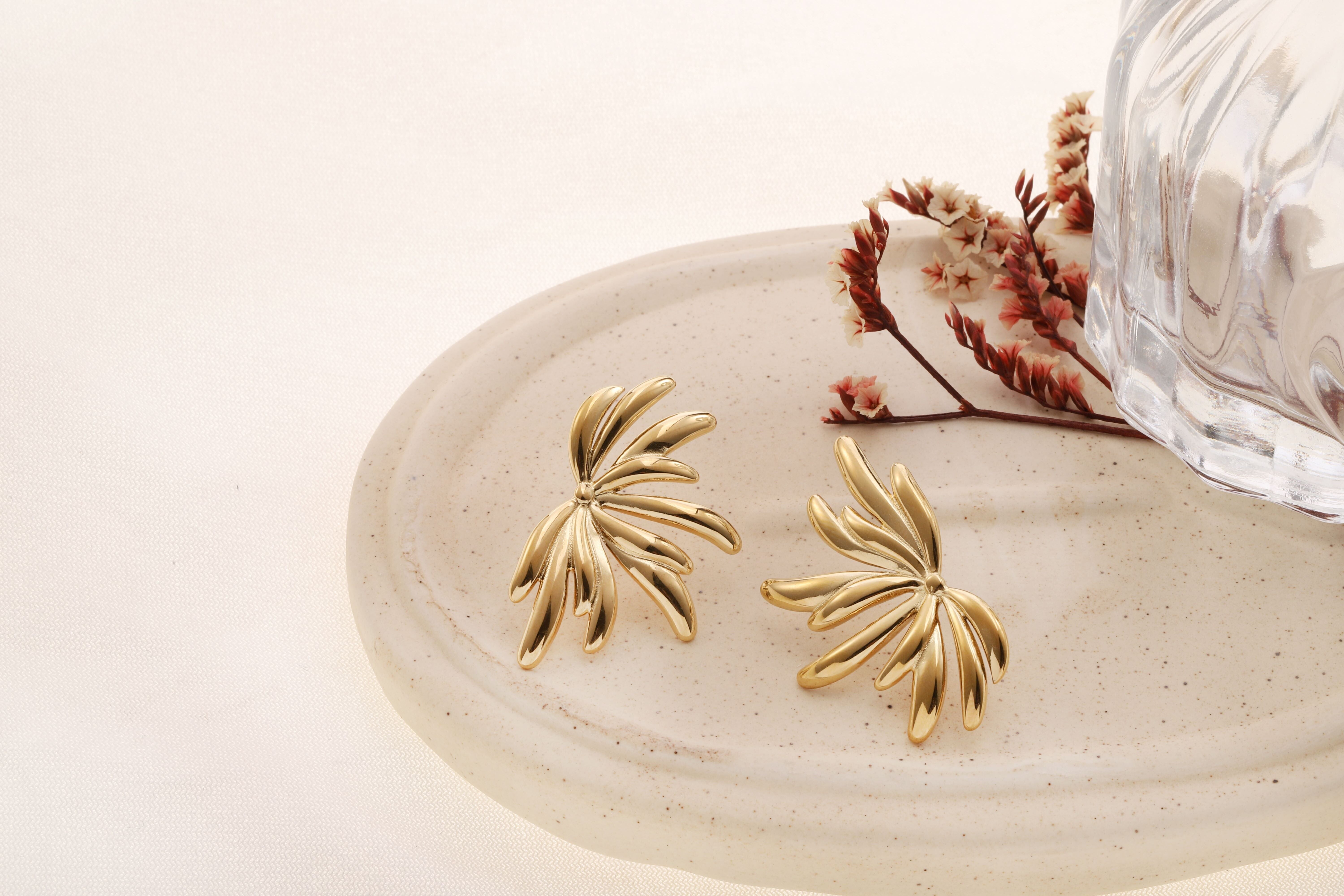 Orecchini in oro con motivo floreale astratto