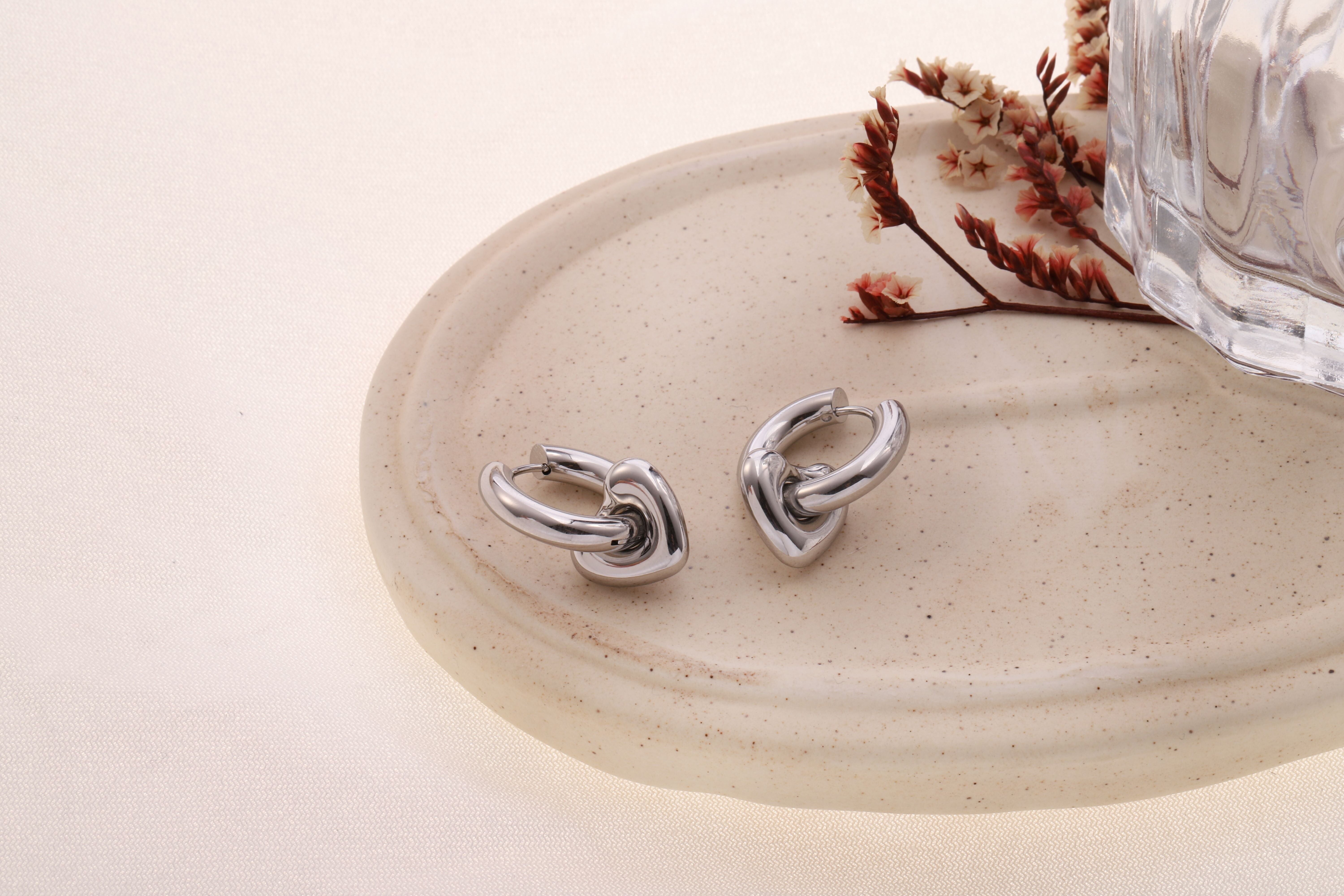 Orecchini a cerchio a forma di cuore in argento