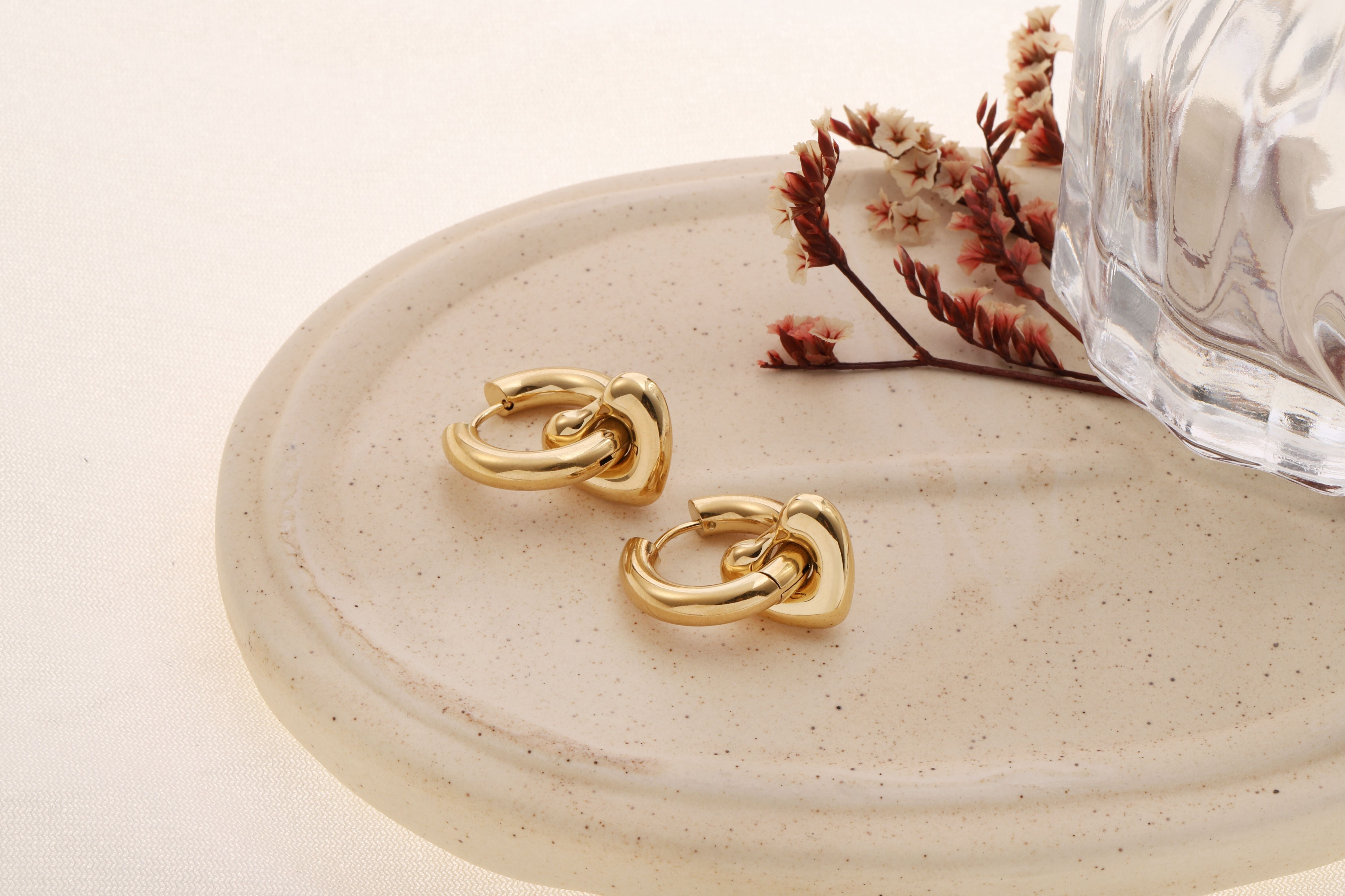 Orecchini a cerchio a forma di cuore placcati in oro