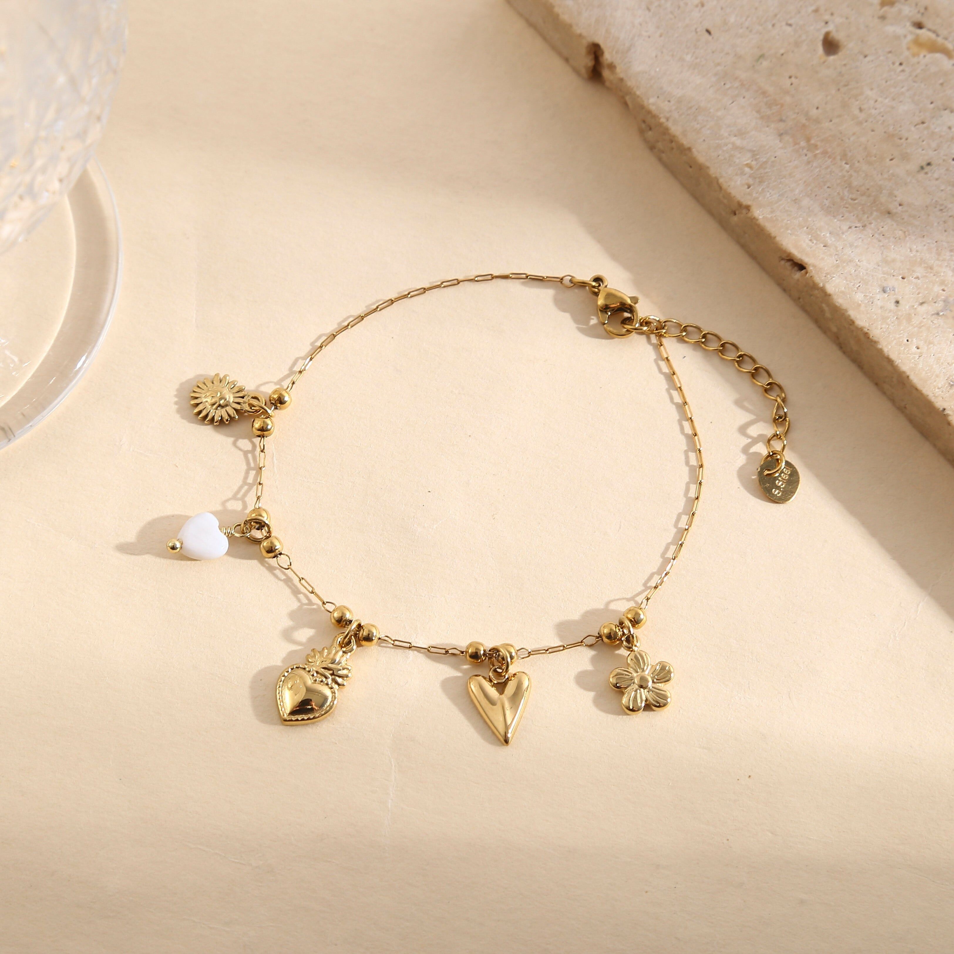 Bracciale in oro con catena sottile e pendenti lisci a forma di cuore bianco