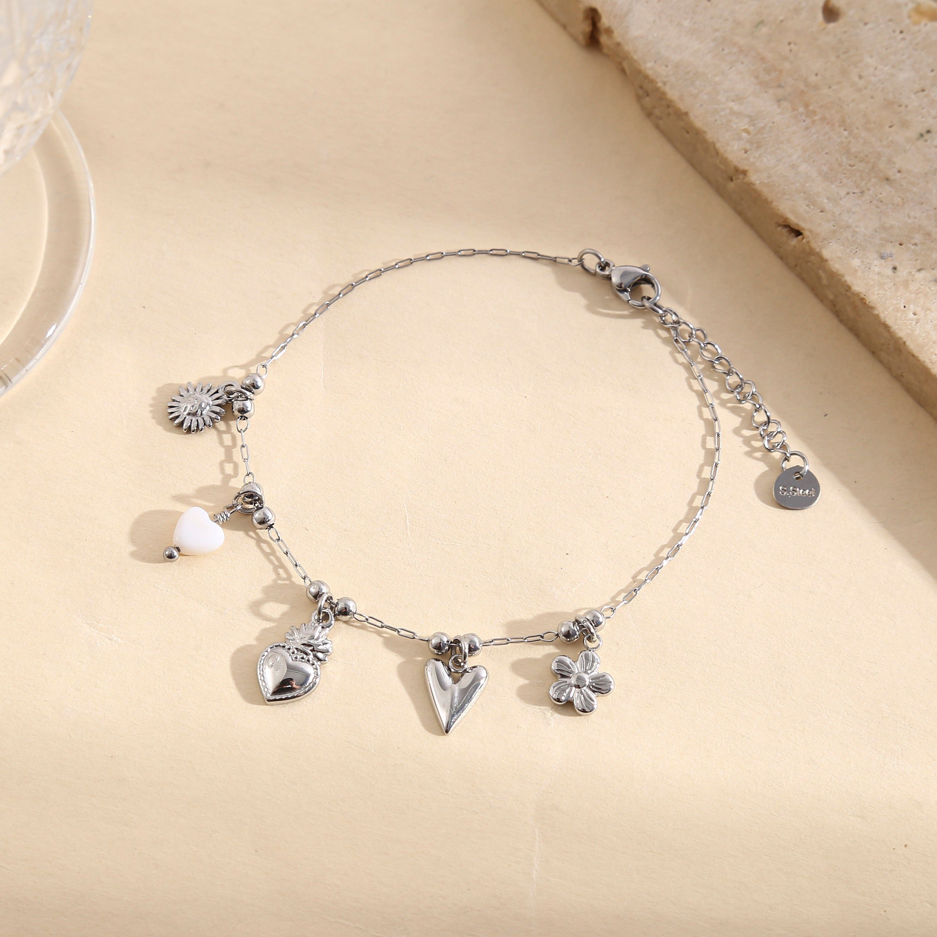 Bracciale in argento con catena sottile e pendenti lisci a forma di cuore bianco